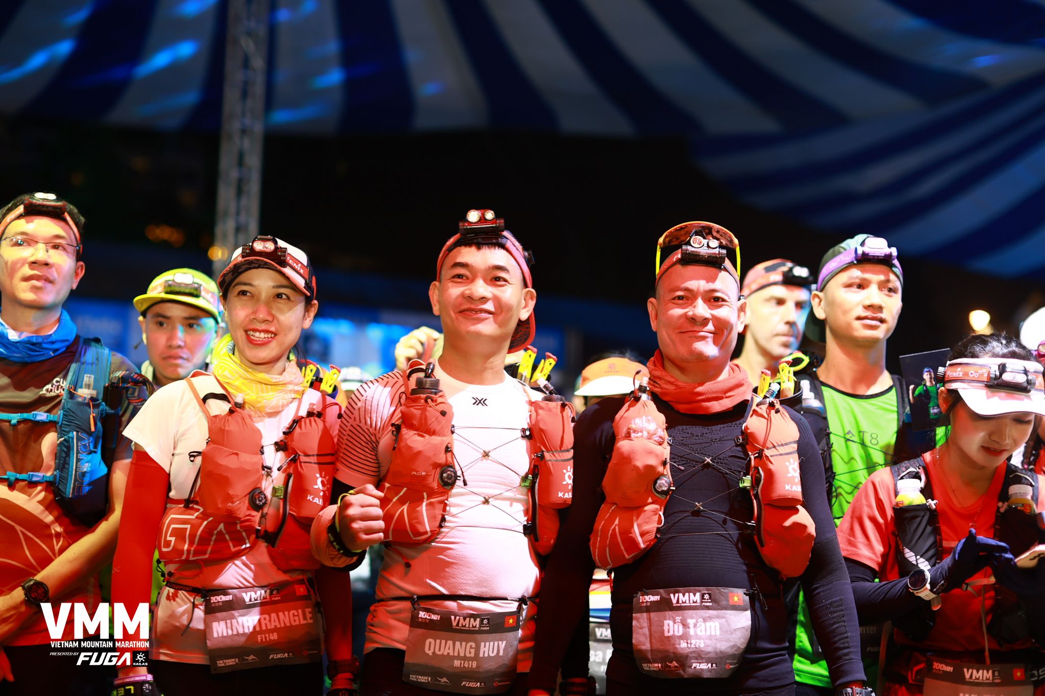 Team đọc tên bib VMM — không khí race week trước vạch xuất phát