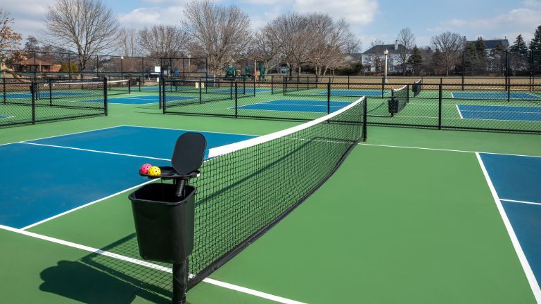 Chất lượng sân làm tăng khả năng đau gối khi chơi pickleball