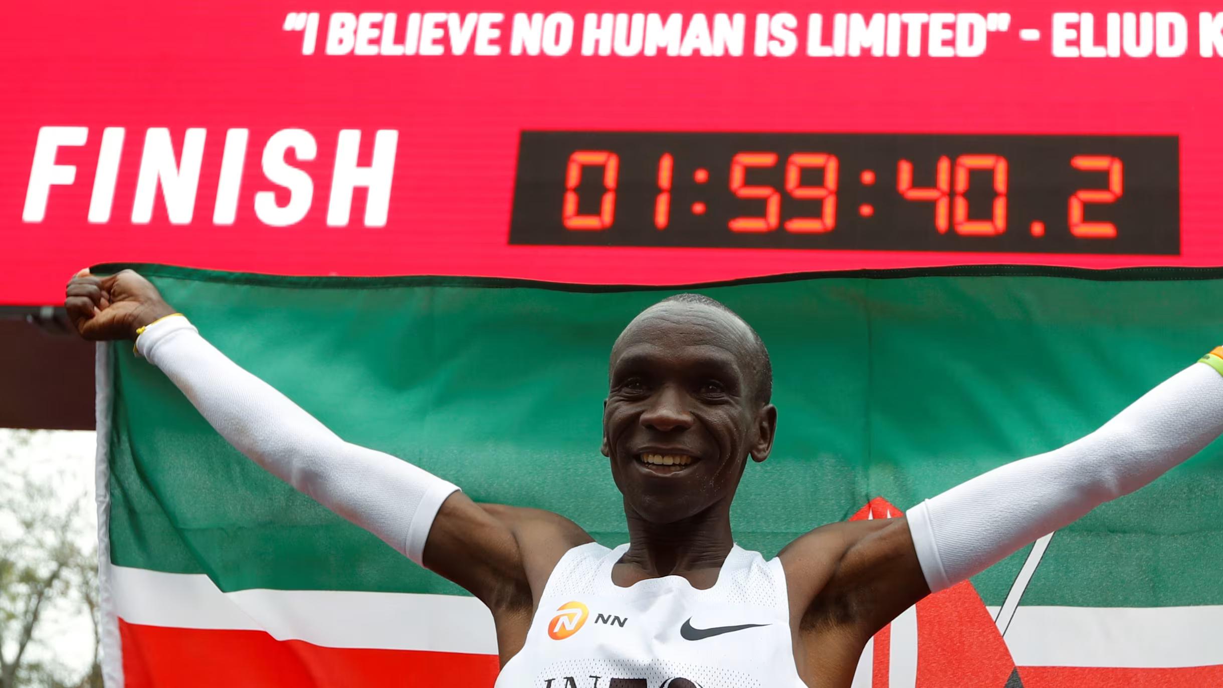 Kipchoge sub 2 marathon trong một buổi chạy trình diễn