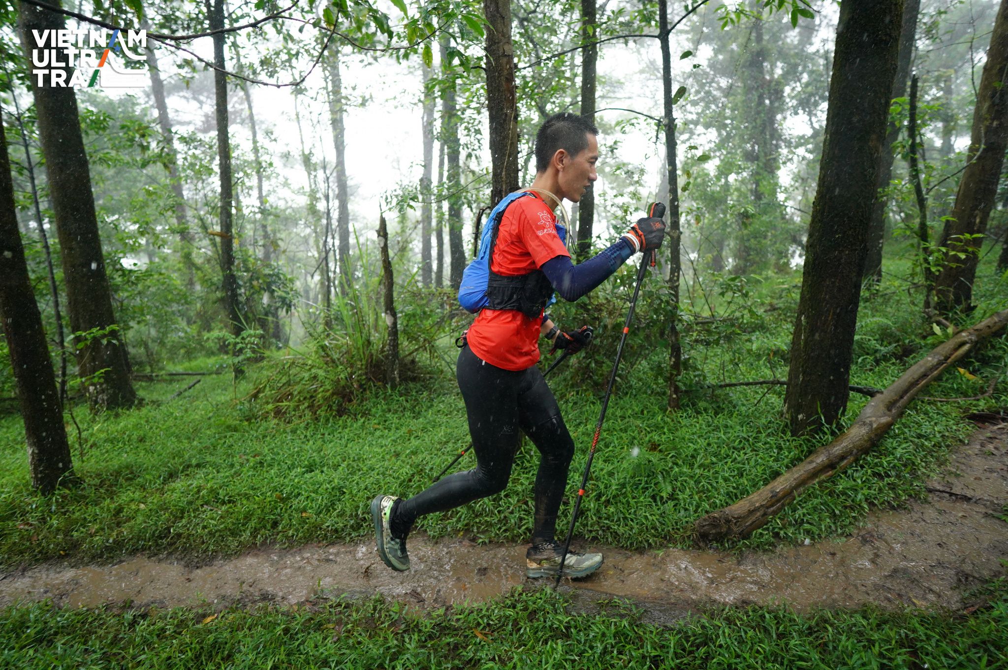 Kỹ thuật đáp chân chạy bộ đúng chuẩn là tiếp đất ngay dưới hông
