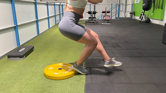 Single-leg Eccentric Squat để cải thiện kỹ thuật xuống dốc chạy trail