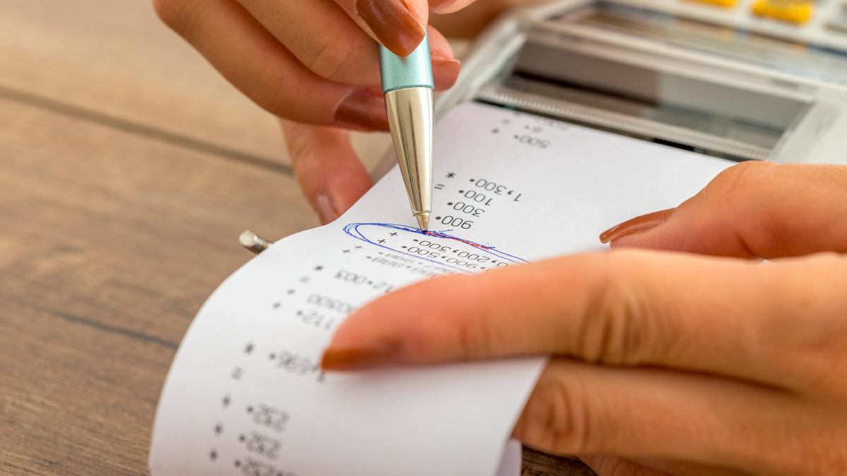 what does an accountant do