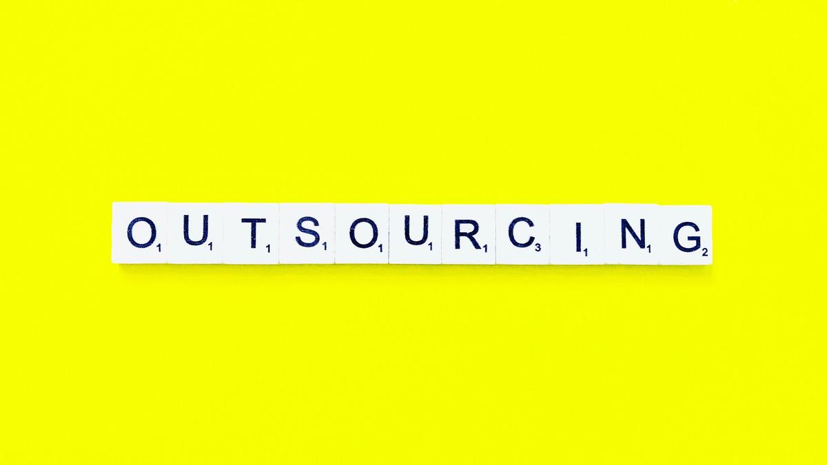 freelance and outsourcing, difference between freelance and outsourcing