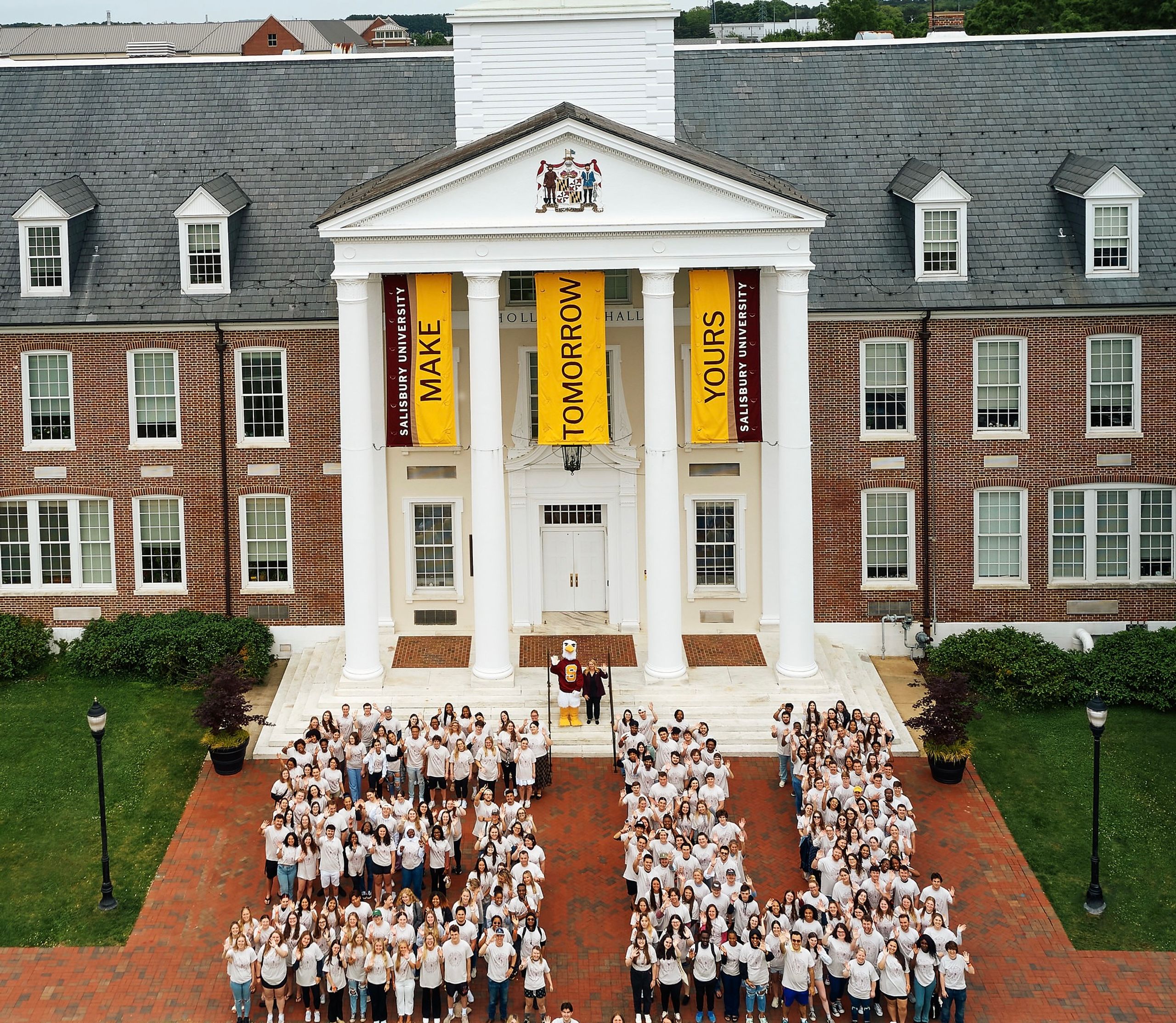 Salisbury University students in front of building spelling out "SU"
