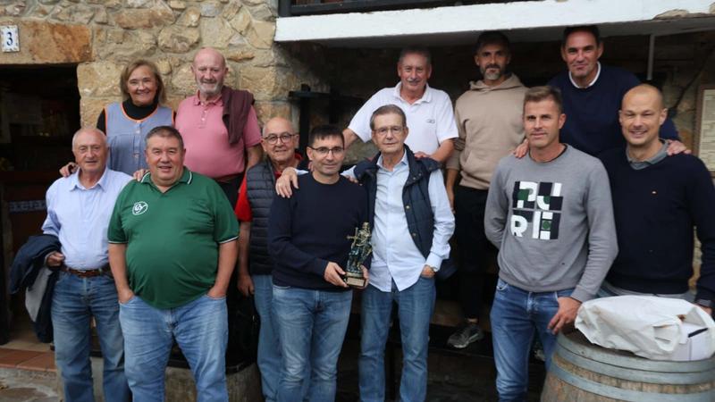 La Peña Sportinguista Isma entrega el Trofeo Pelayo a Asier Garitano