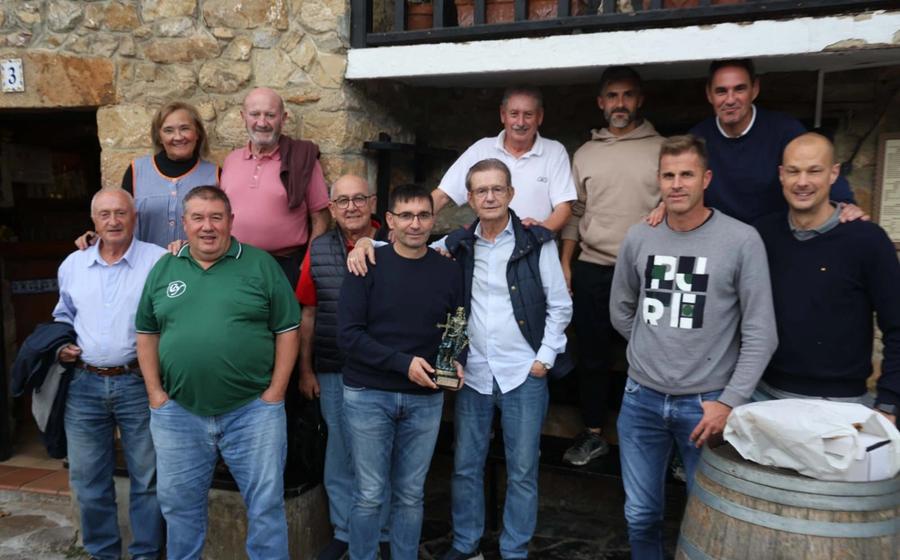La Peña Sportinguista Isma entrega el Trofeo Pelayo a Asier Garitano