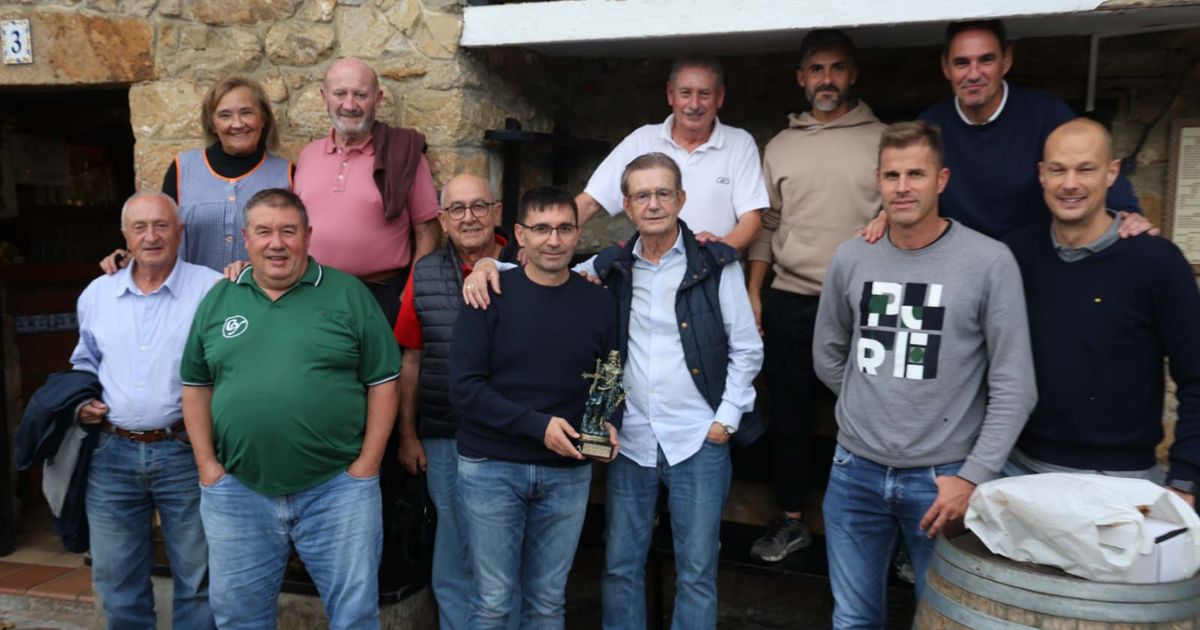 La Peña Sportinguista Isma entrega el Trofeo Pelayo a Asier Garitano