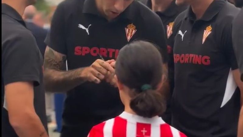 La Federación de peñas Sportinguistas presente en en el acto de entrega de vehículos del Sporting y Nissan