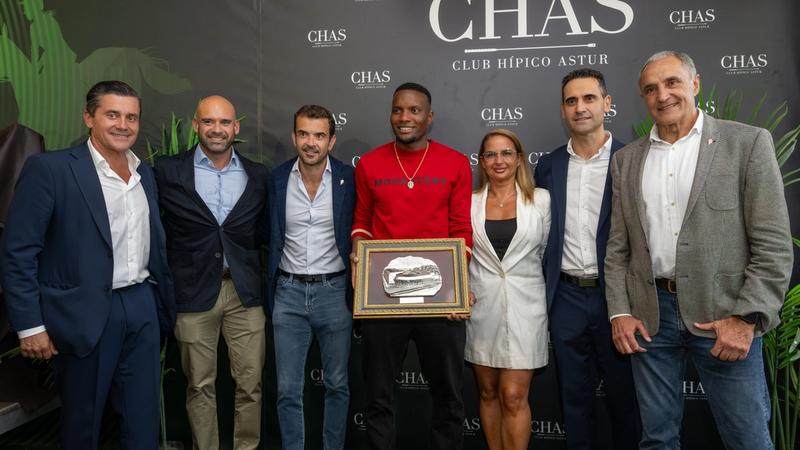 Juan Otero recibe el 60º Molinón de Plata de la Federación de Peñas Sportinguistas