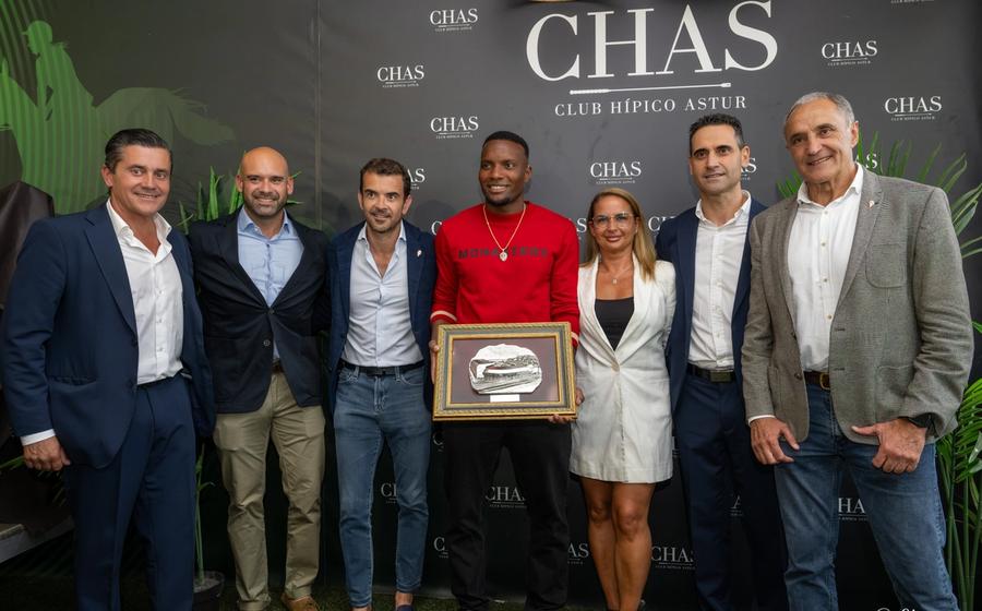 Juan Otero recibe el 60º Molinón de Plata de la Federación de Peñas Sportinguistas