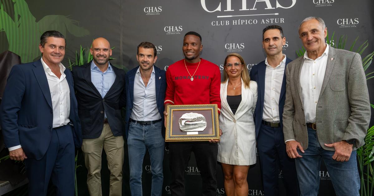 Juan Otero recibe el 60º Molinón de Plata de la Federación de Peñas Sportinguistas