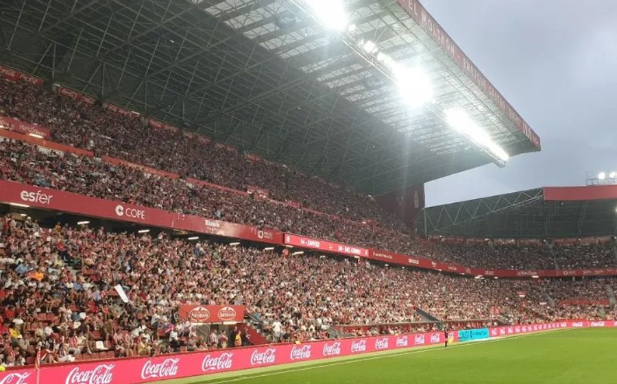 Sporting – Burgos: la afición rojiblanca sostiene al equipo en El Molinón