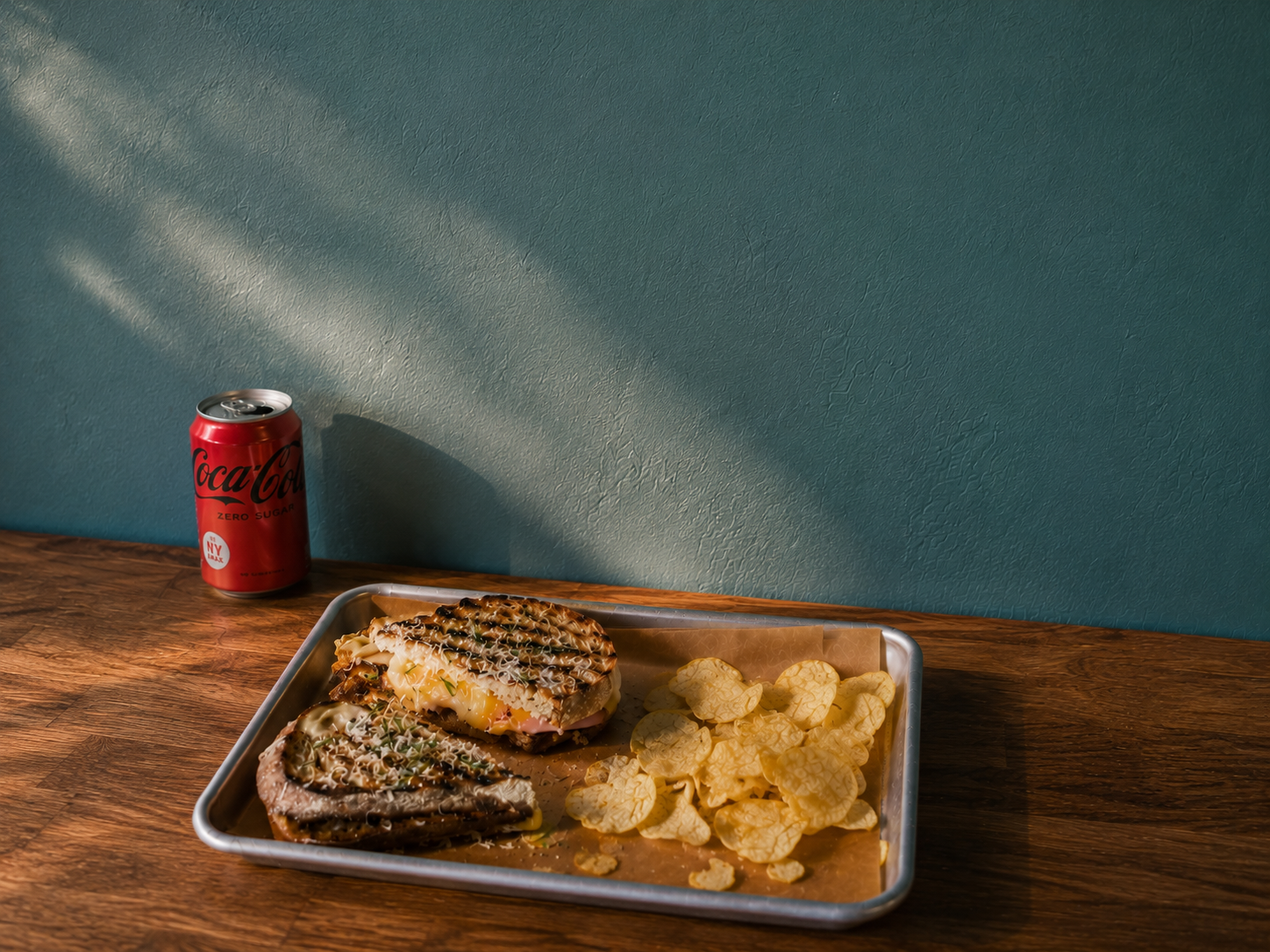 Grillad macka med chips och Coca-Cola på Hälla Golf Café