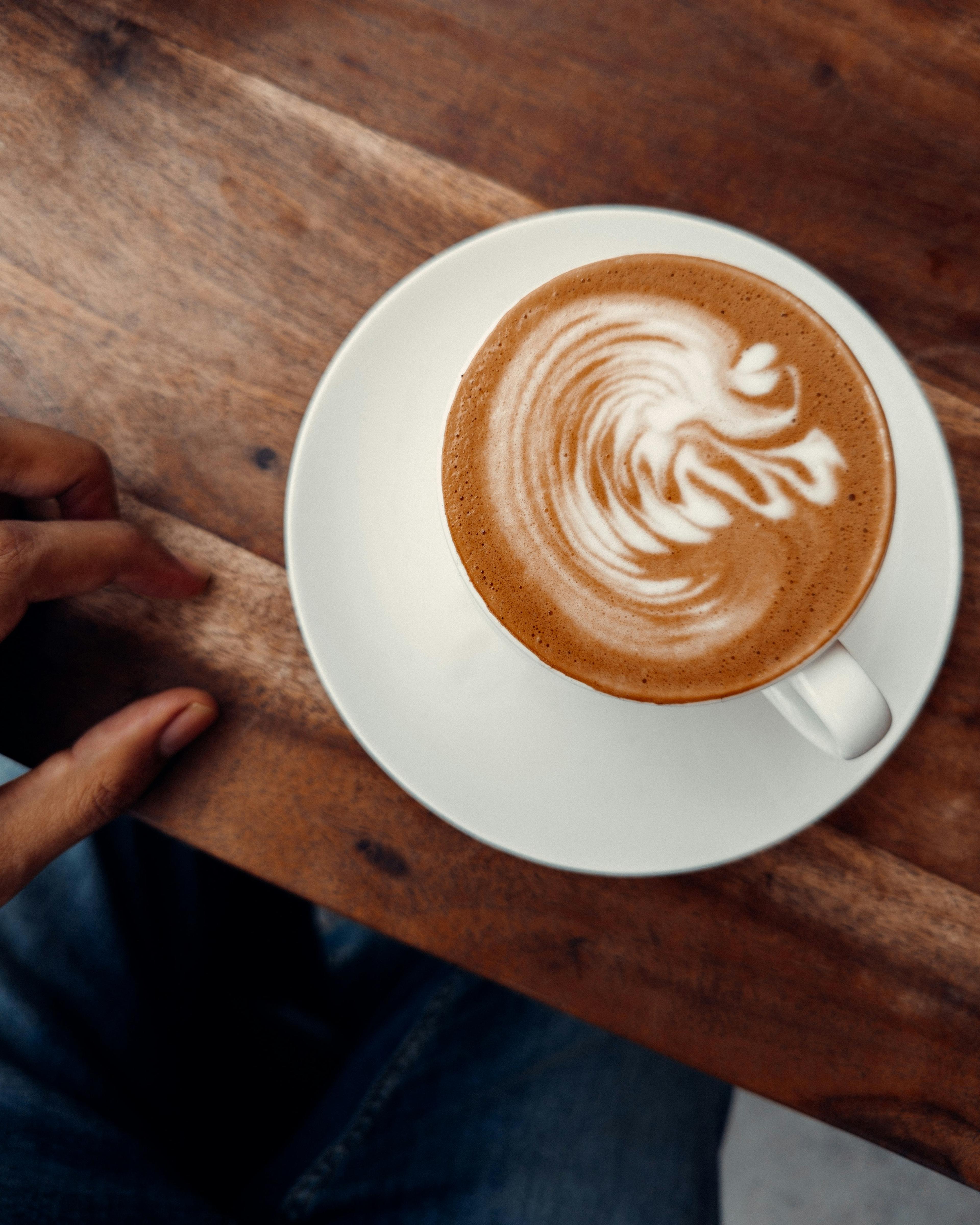 Kaffe med latte art på Hälla Golf Café