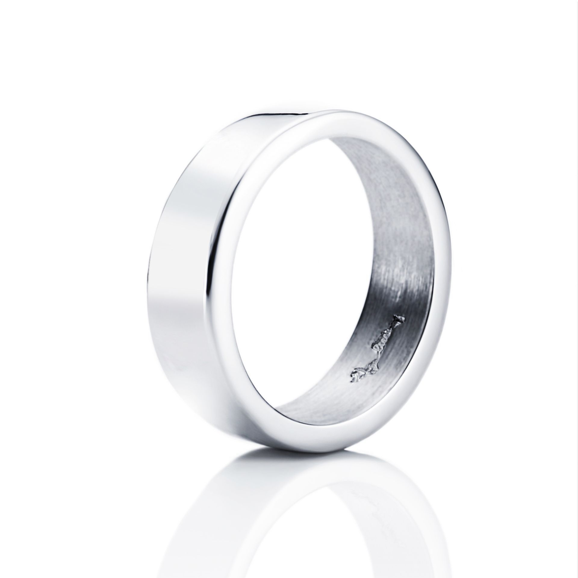 Läs mer om Efva Attling Irregular Ring 15.75 MM - VITGULD