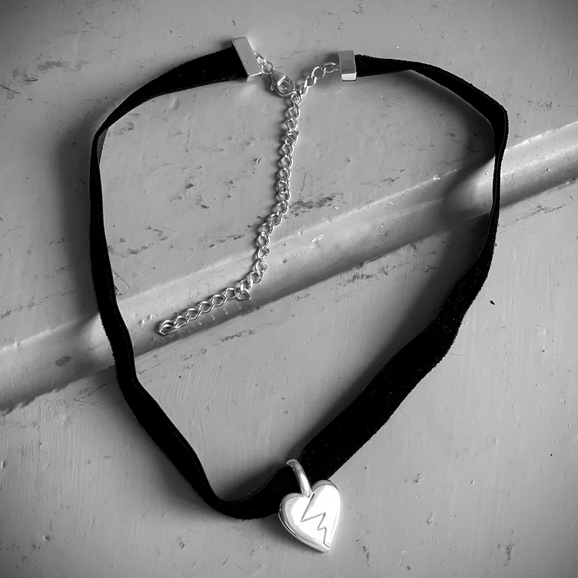 Läs mer om Efva Attling Nästan Heartbroken Necklace - black 40 CM - SILVER