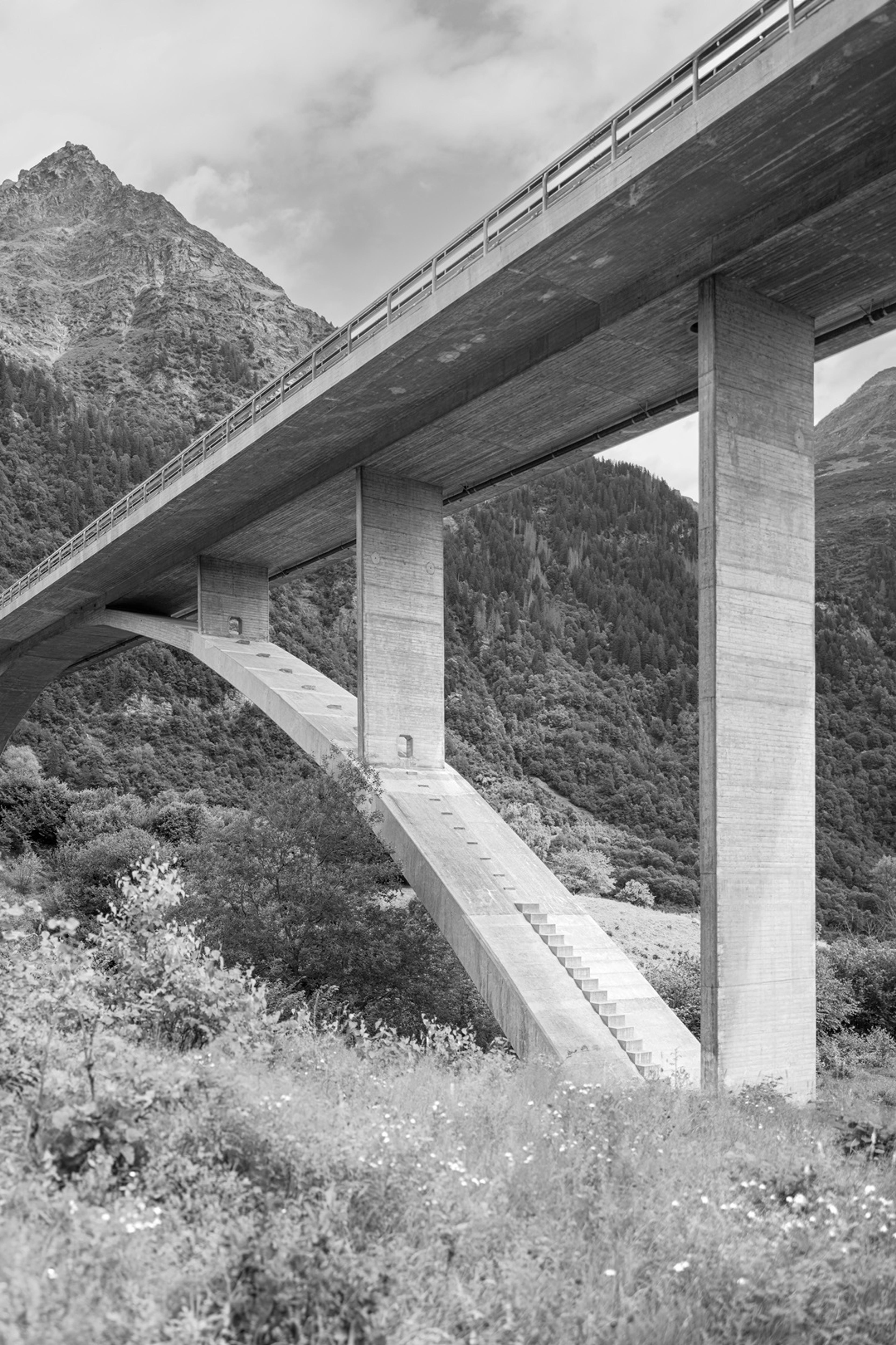 grayscale bridge Cascella