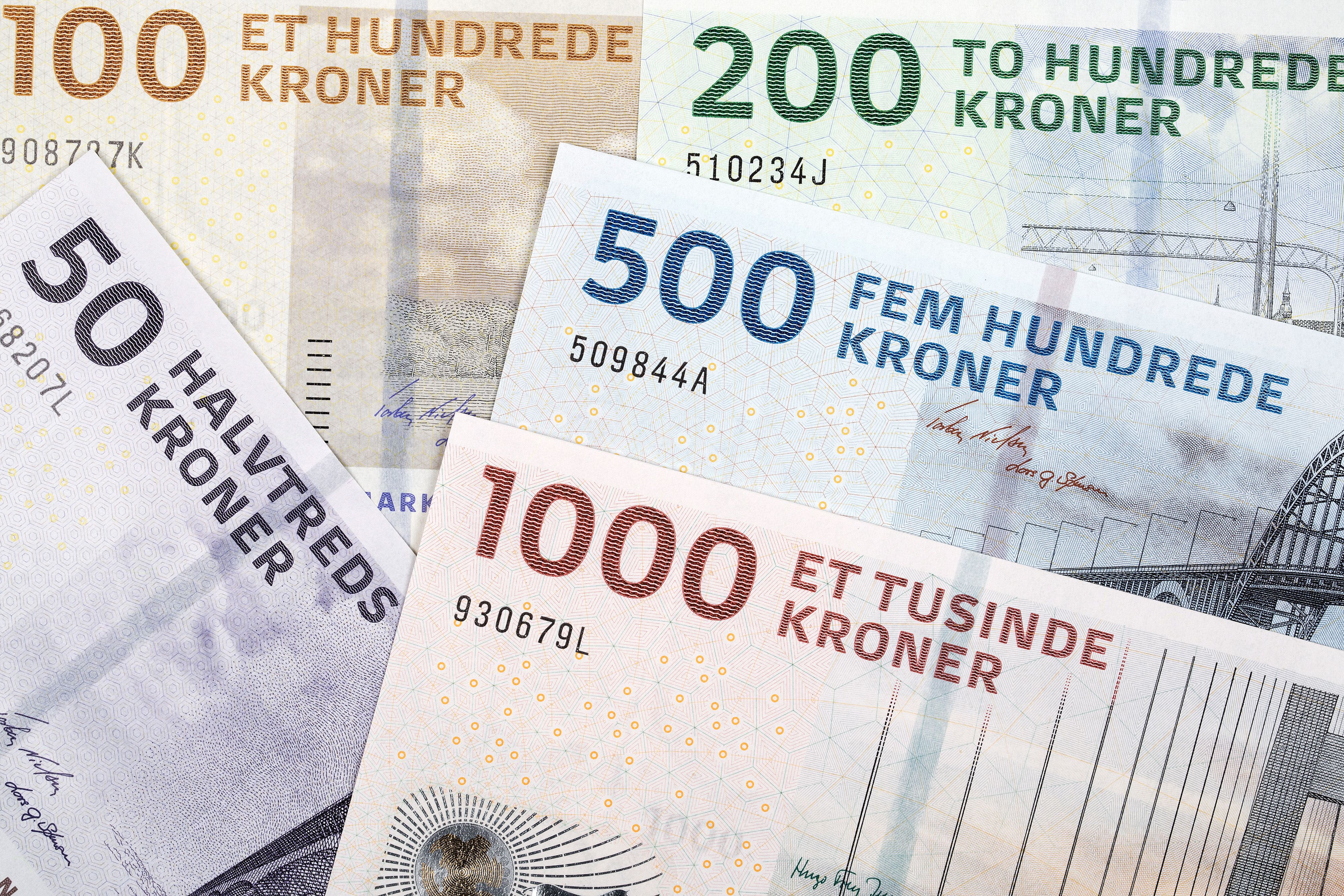 På billedet ses forskellige danske pengesedler. Der er sedler med 100, 200, 500 og 1000 kr.