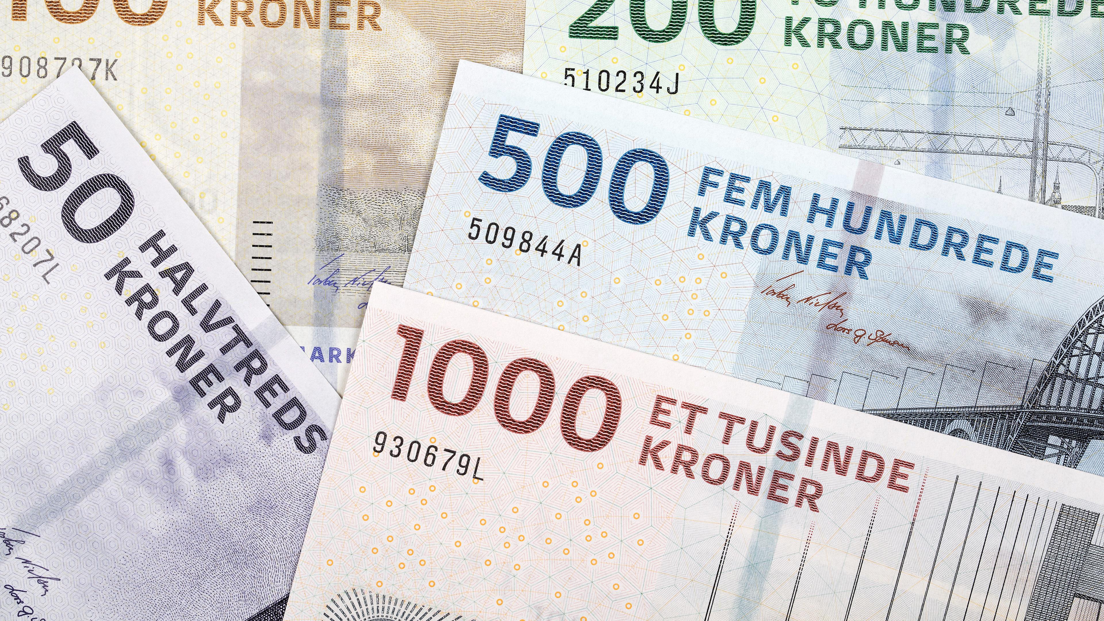 På billedet ses forskellige danske pengesedler. Der er sedler med 100, 200, 500 og 1000 kr.