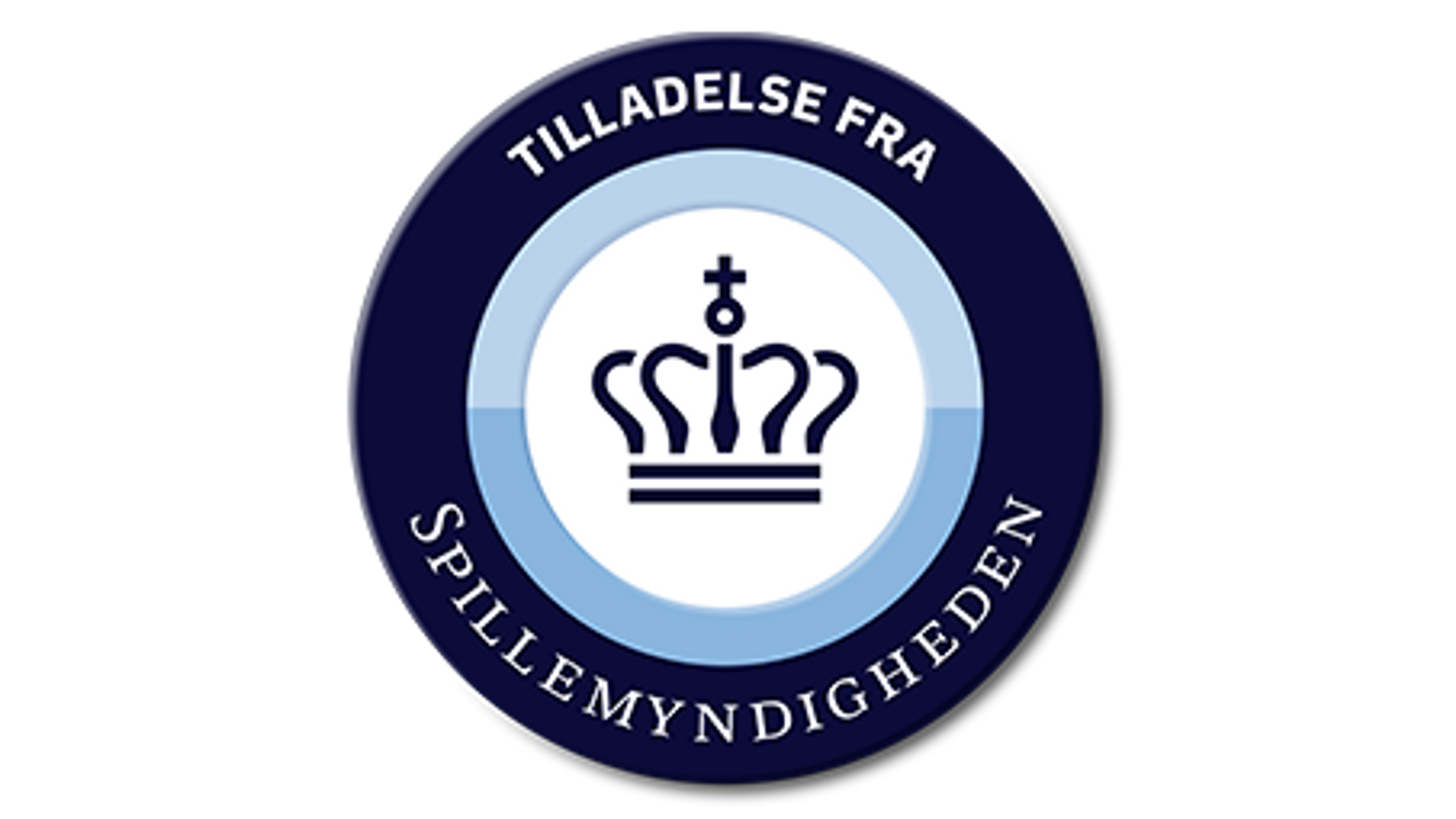 På billedet ses Spillemyndighedens tilladelsesmærke. Mærket er formet som en cirkel, der er delt op i tre mindre ringe. Den yderste ring er mørkeblå, hvor der med hvid skrift står skrevet 'Tilladelse fra Spillemyndigheden'. Den midterste ring er en blanding af to lysere blå farver. Den sidste ring er en mindre cirkel i midten. Cirklen er hvid og deri er kronen i mørkeblå.