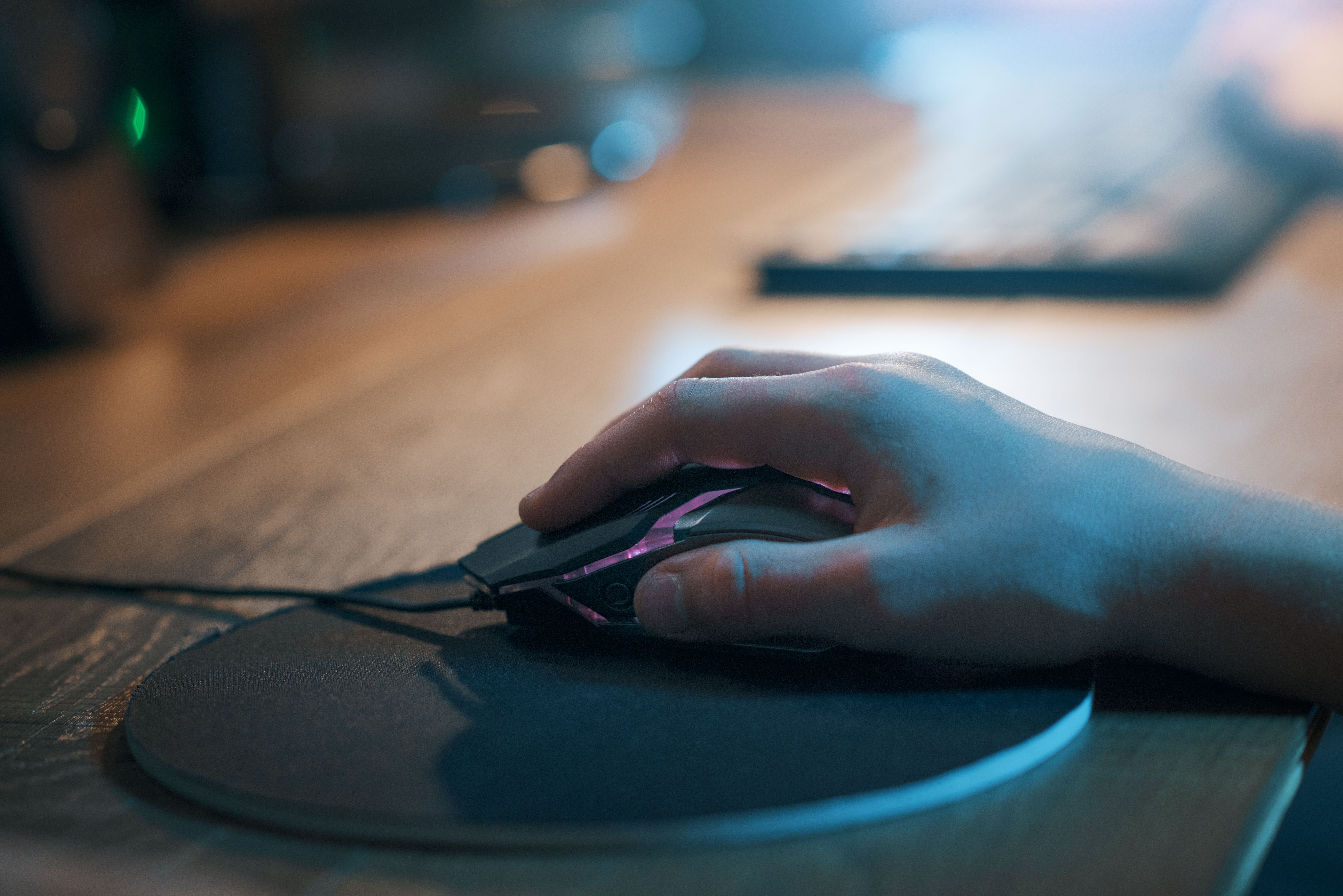 En hånd, der holder en computermus.