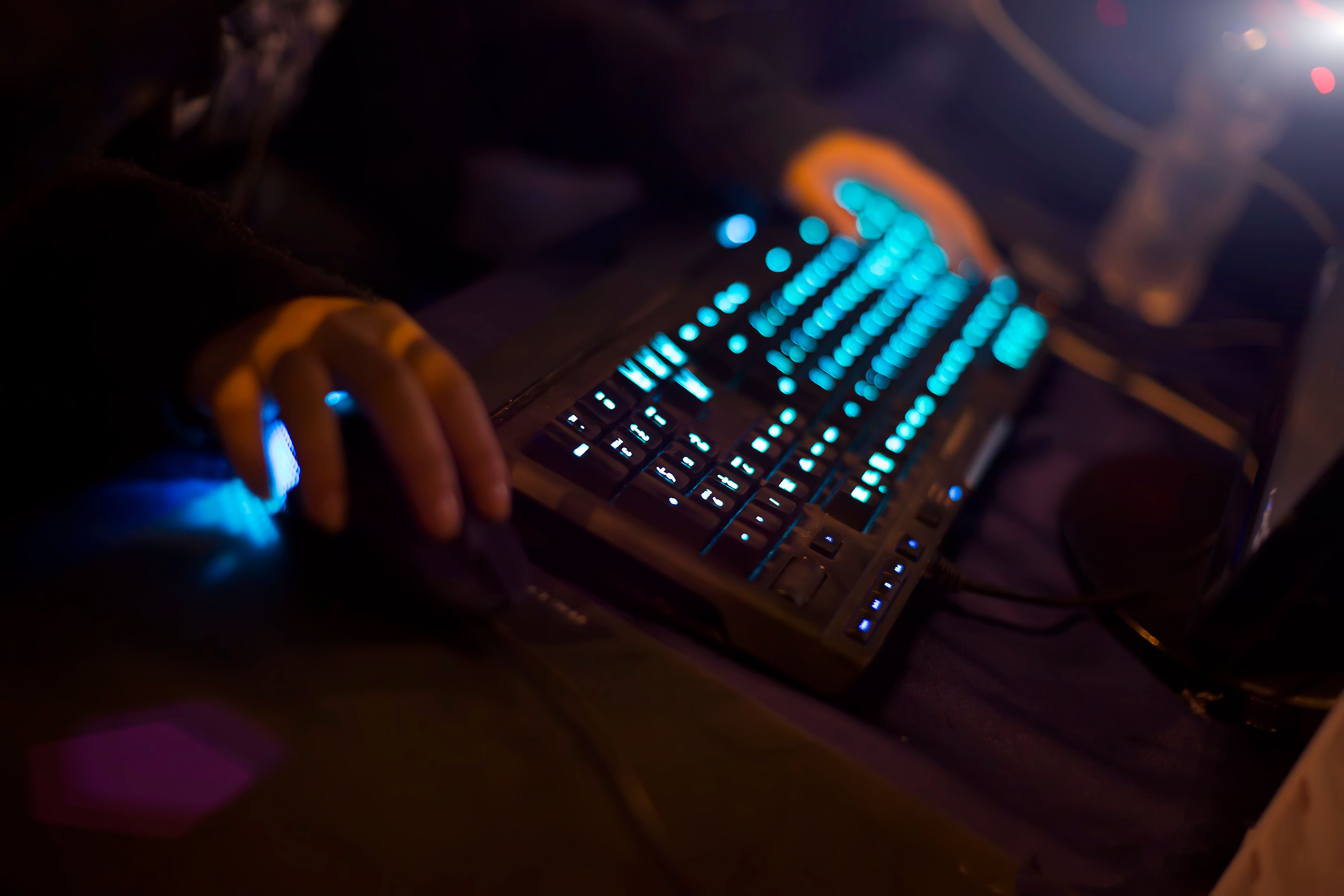 Close-up af et tastatur og en computermus.