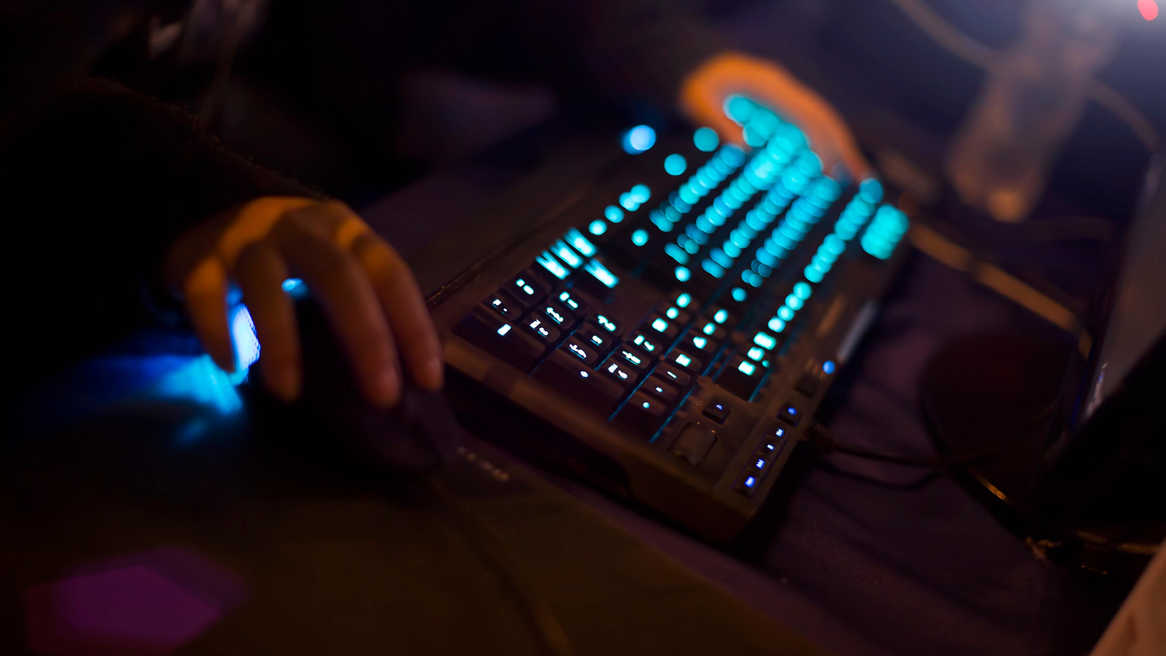 Close-up af et tastatur og en computermus.