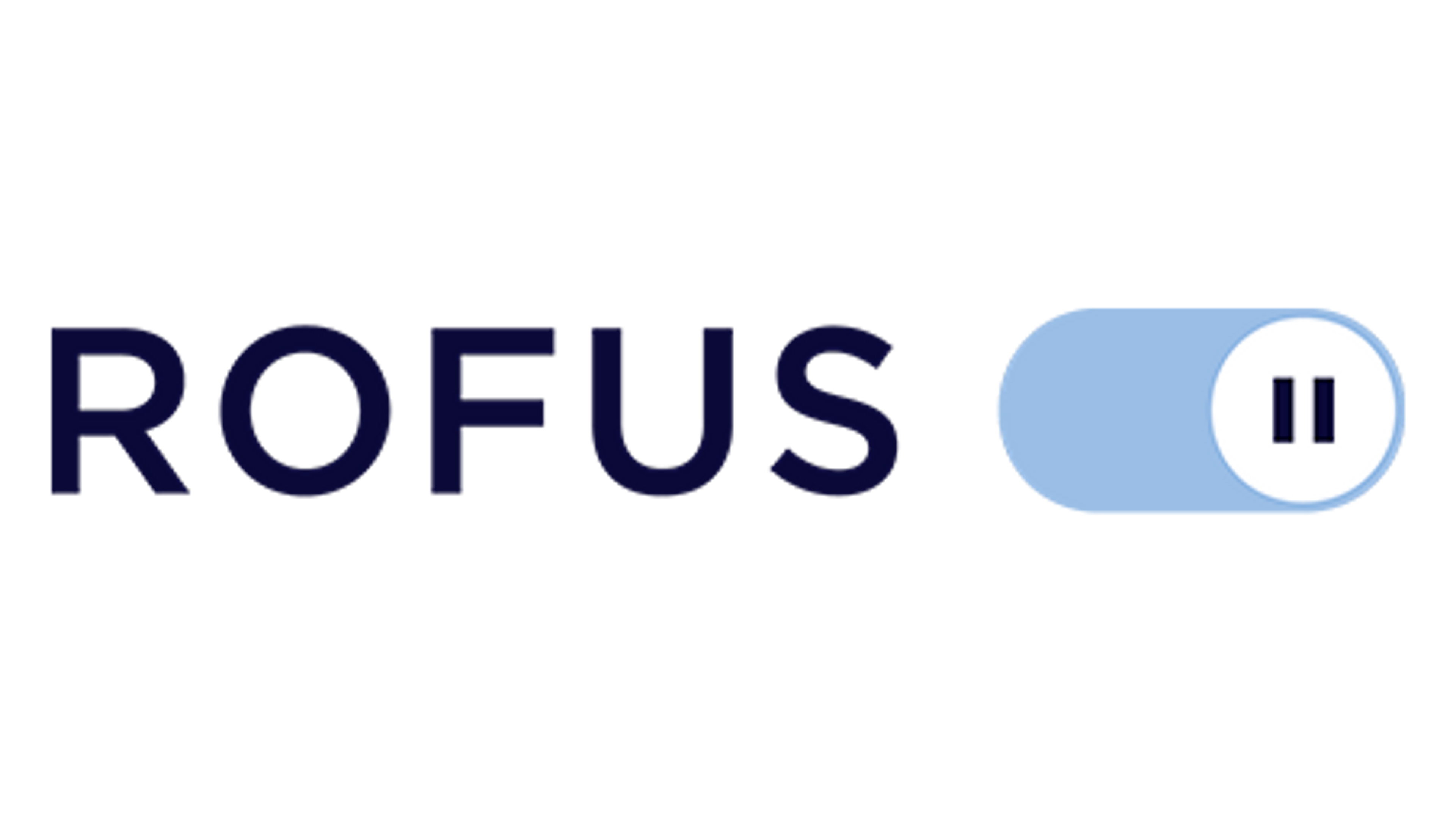 På billedet ses et logo af ROFUS. Der står ROFUS med store bogstaver, og så er der et symbol af en pauseknap.