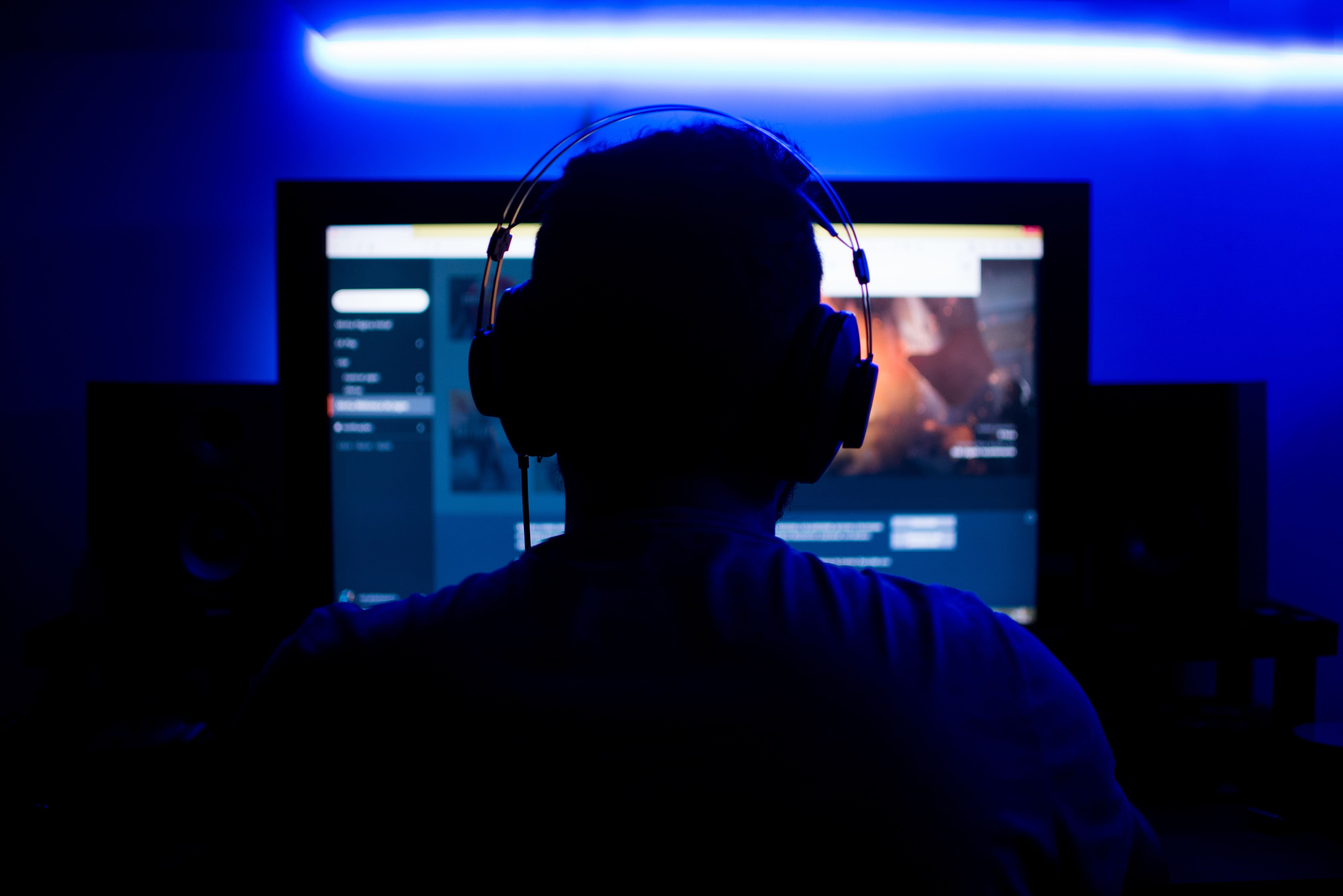 En person spiller på sin computer. 