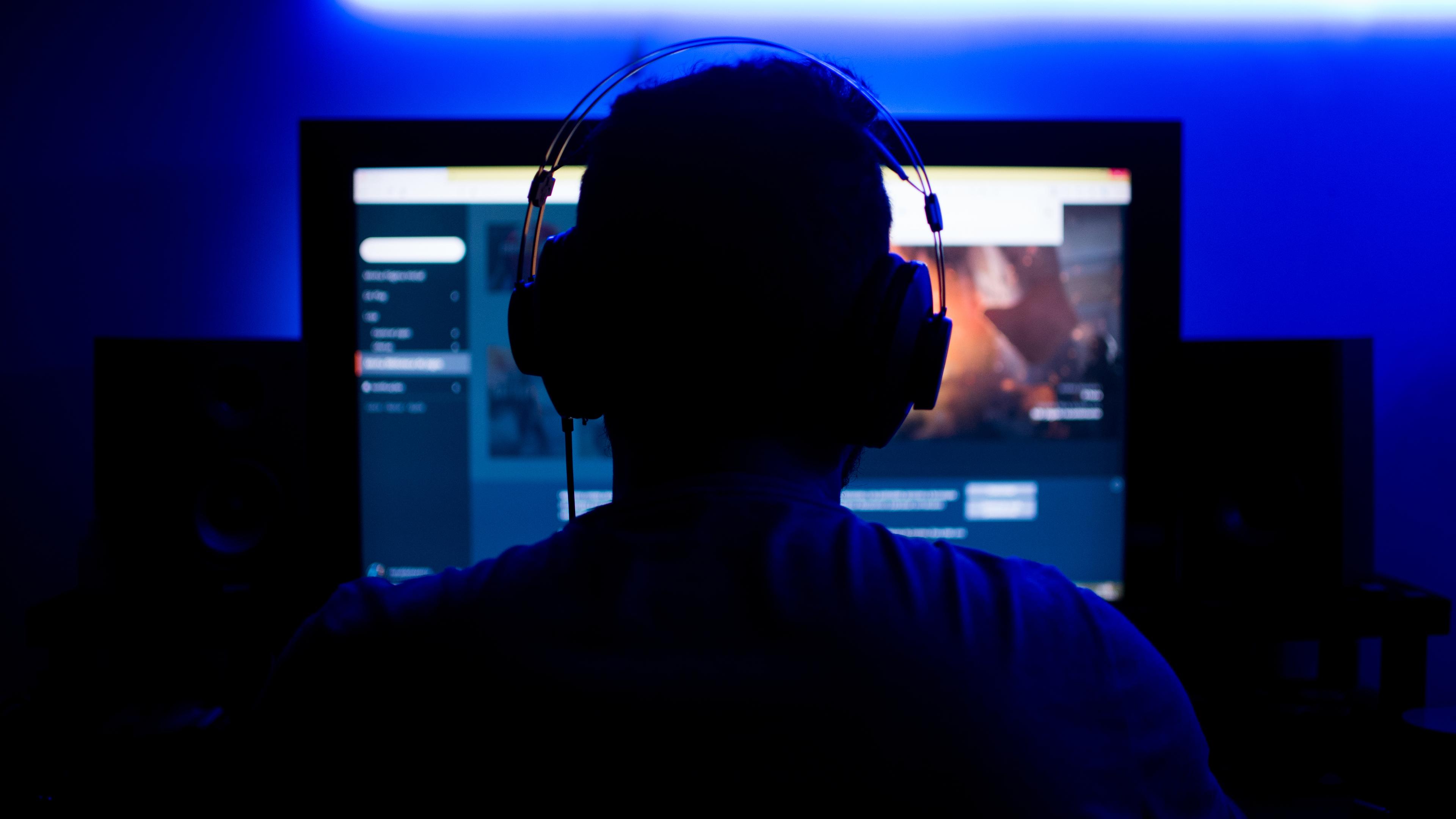 En person spiller på sin computer.