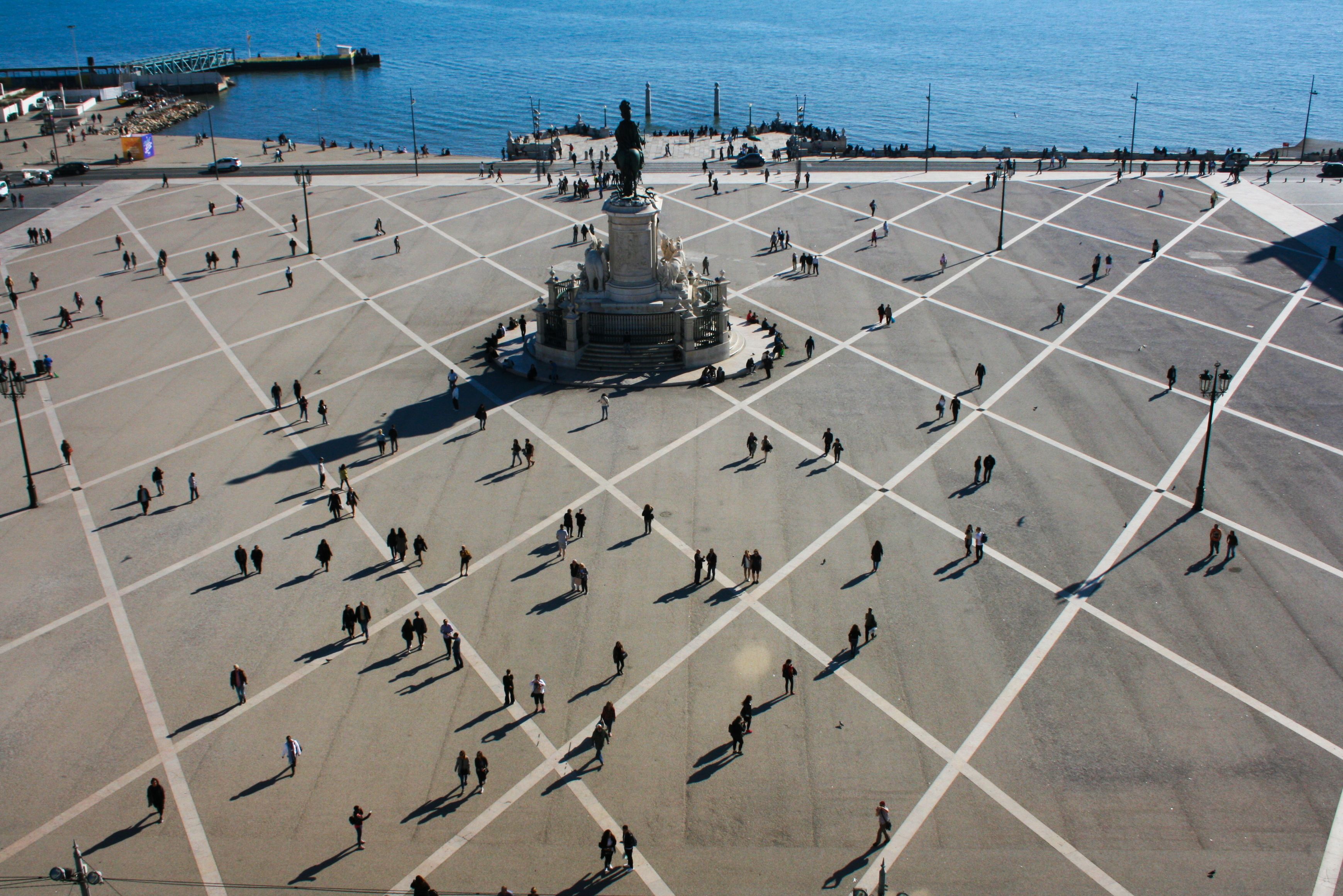 En masse mennesker, der står på en stor plads. Billedet er taget i fugleperspektiv.