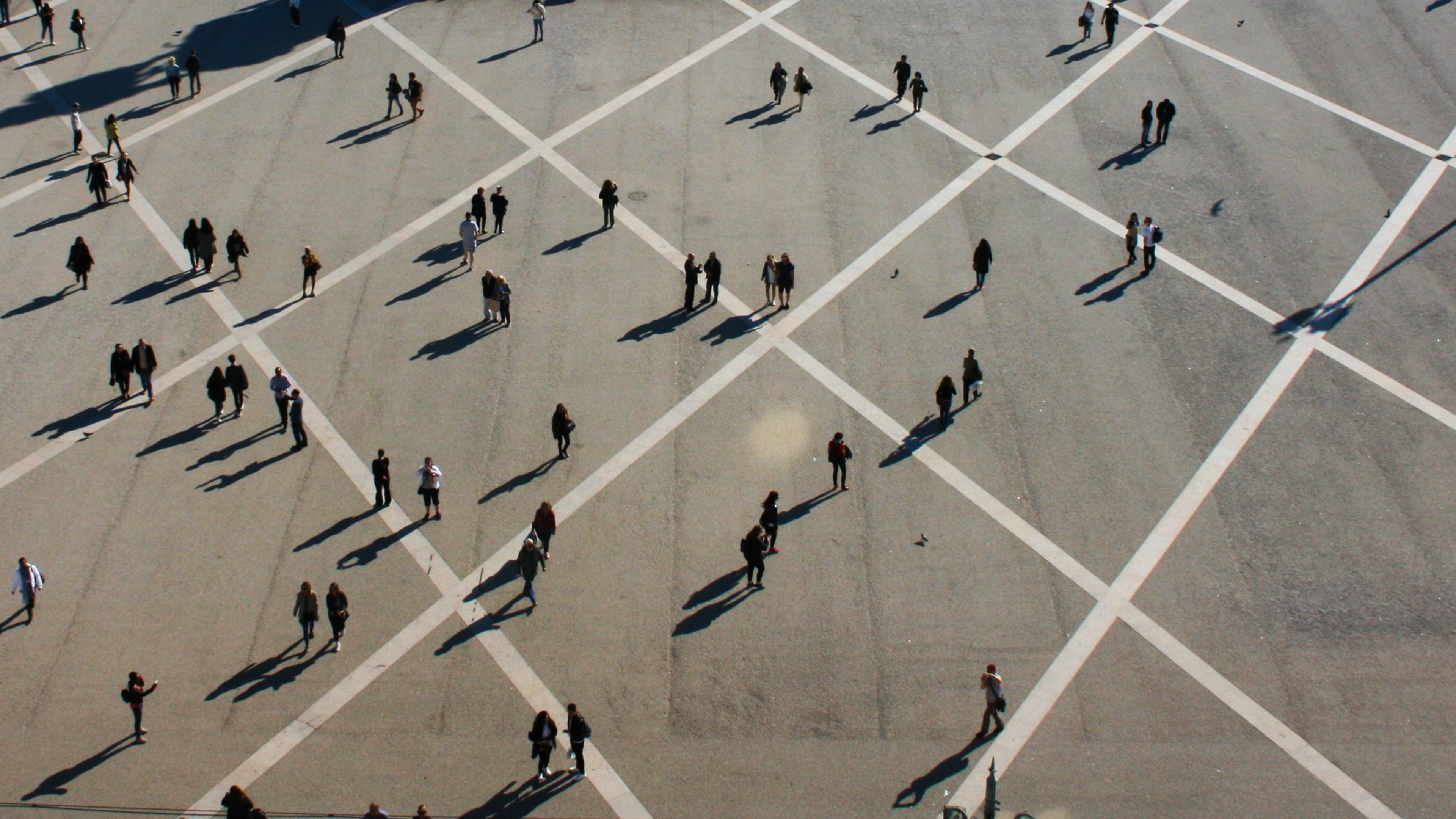 En masse mennesker, der står på en stor plads. Billedet er taget i fugleperspektiv.