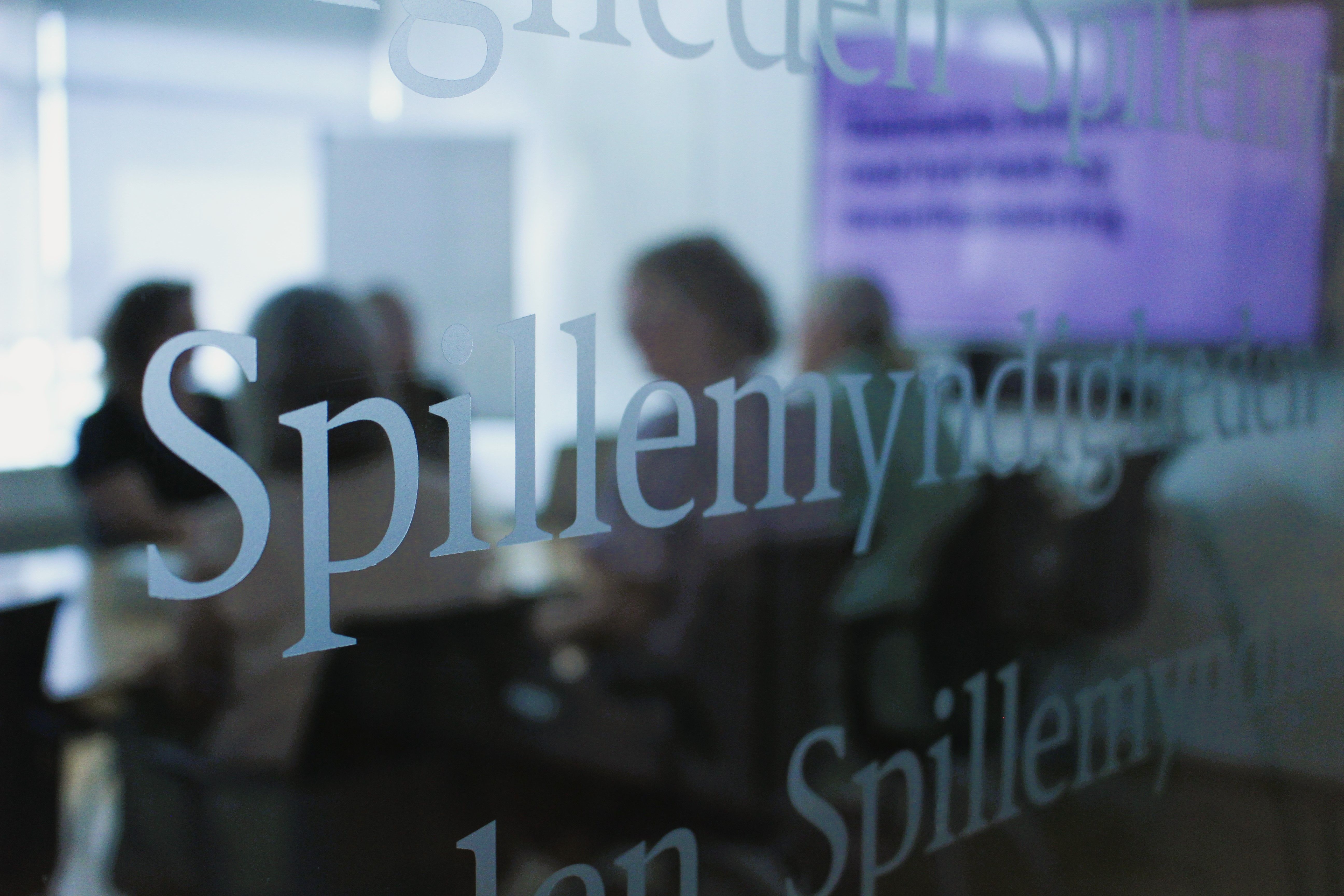 Spillemyndighedens logo på en glasvæg