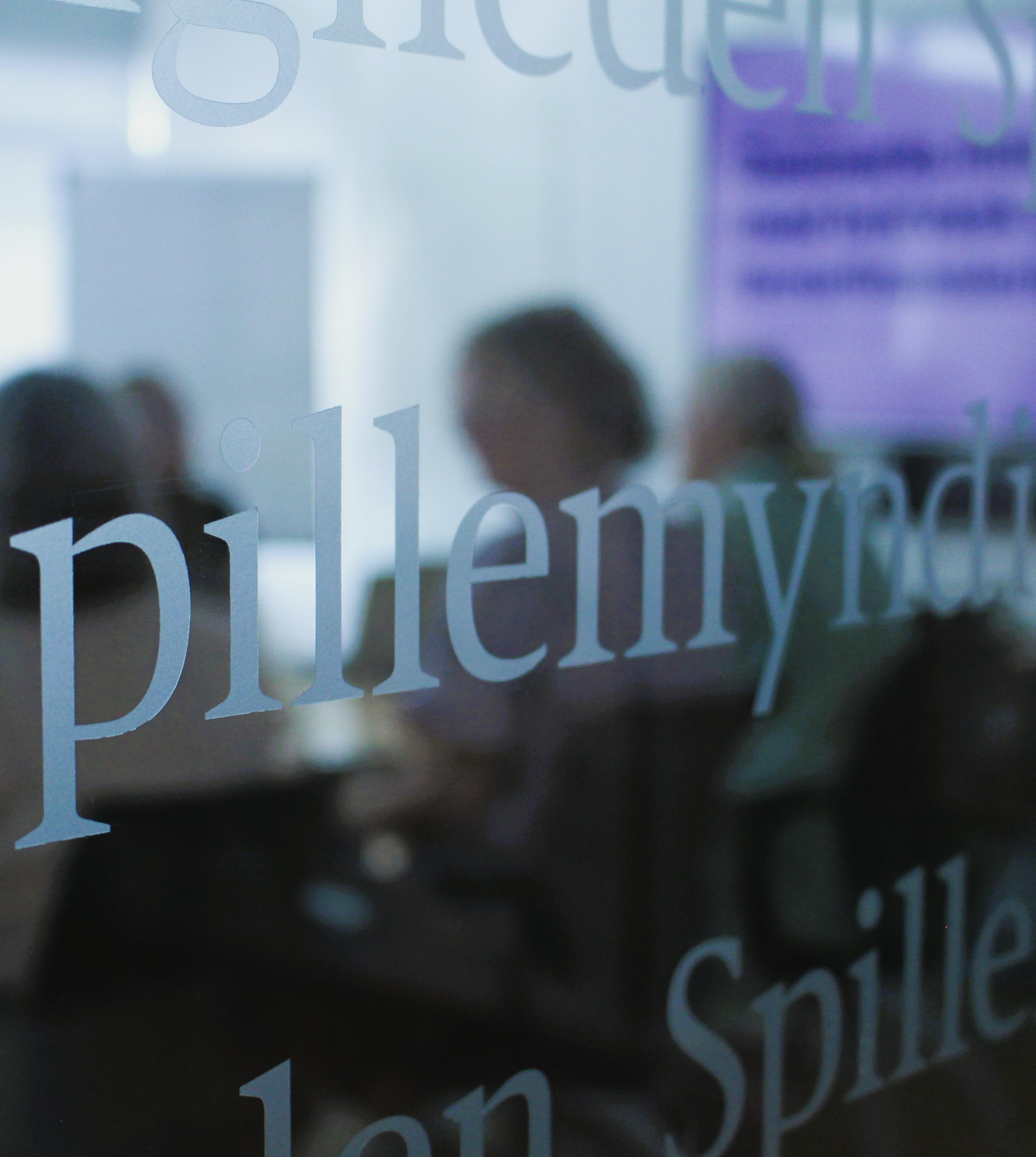 Spillemyndighedens logo på en glasvæg