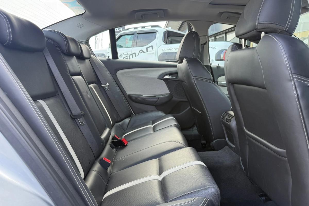 Holden Commodore VF Calais-V V6 AT image 5