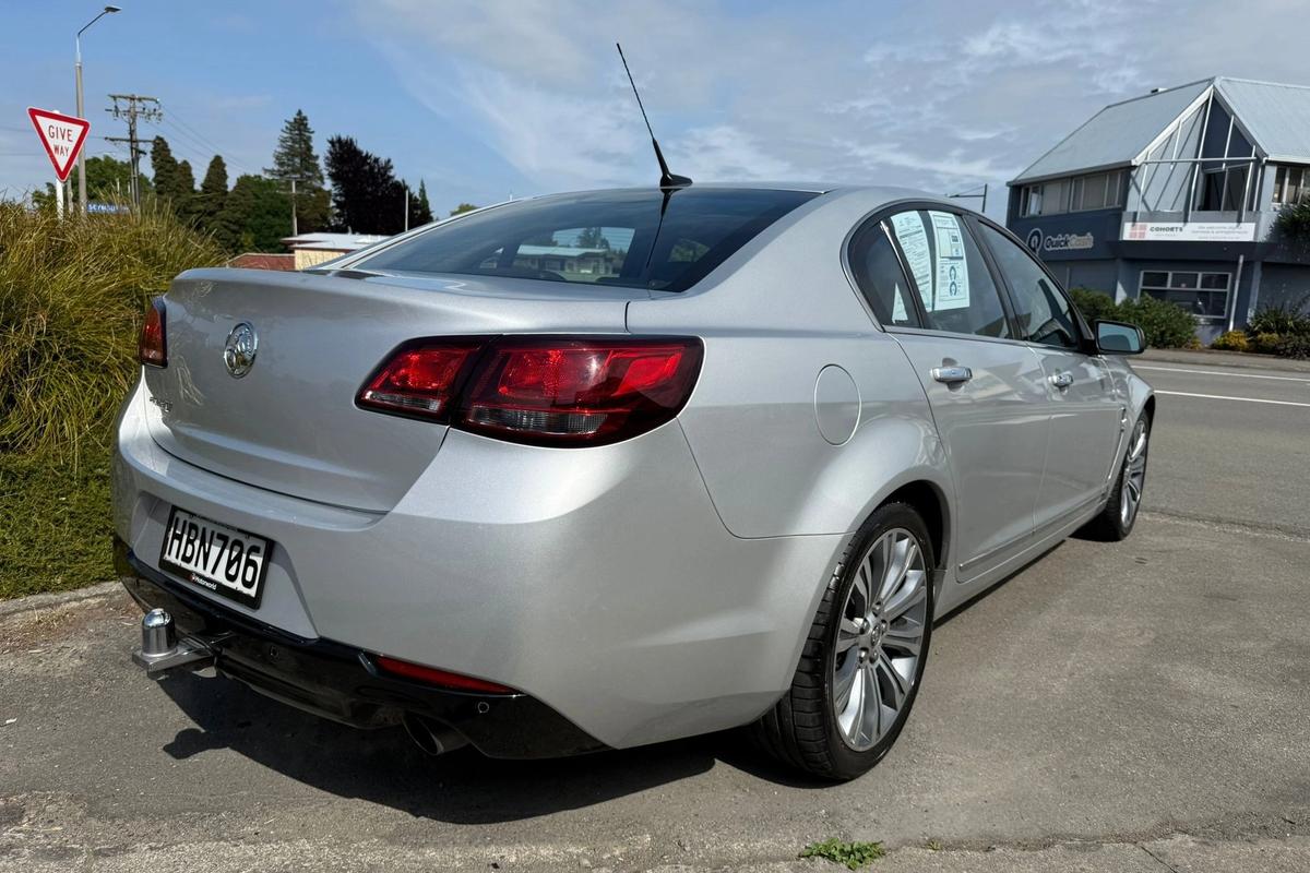 Holden Commodore VF Calais-V V6 AT image 3