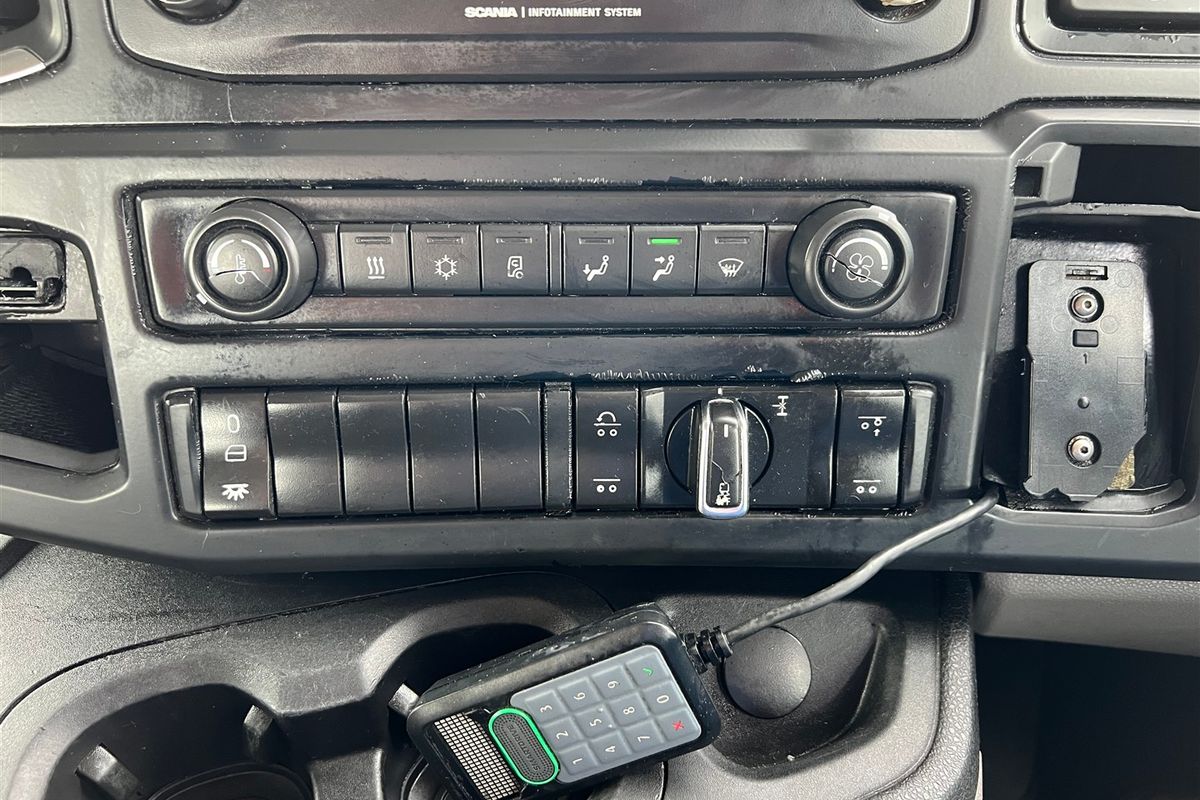 SCANIA P450 6×2 TRACTOR UNIT – EURO 6 – (REG – EO70 TWP) image 10