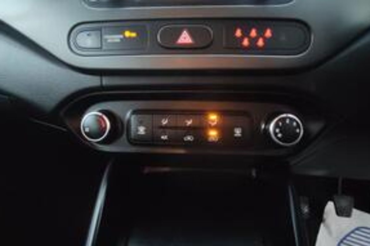Kia Carens 1.6 GDi 1 Euro 6 (s/s) 5dr image 17