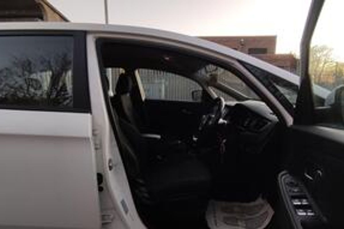 Kia Carens 1.6 GDi 1 Euro 6 (s/s) 5dr image 8