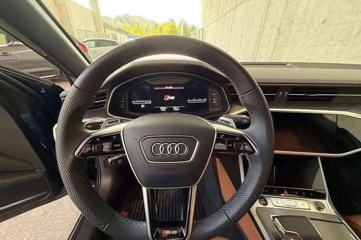 AUDI RS6 image 13