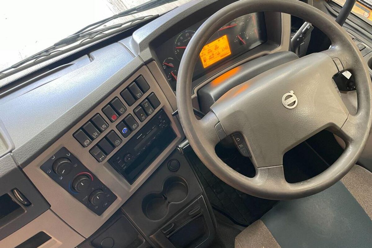 Volvo FL image 11