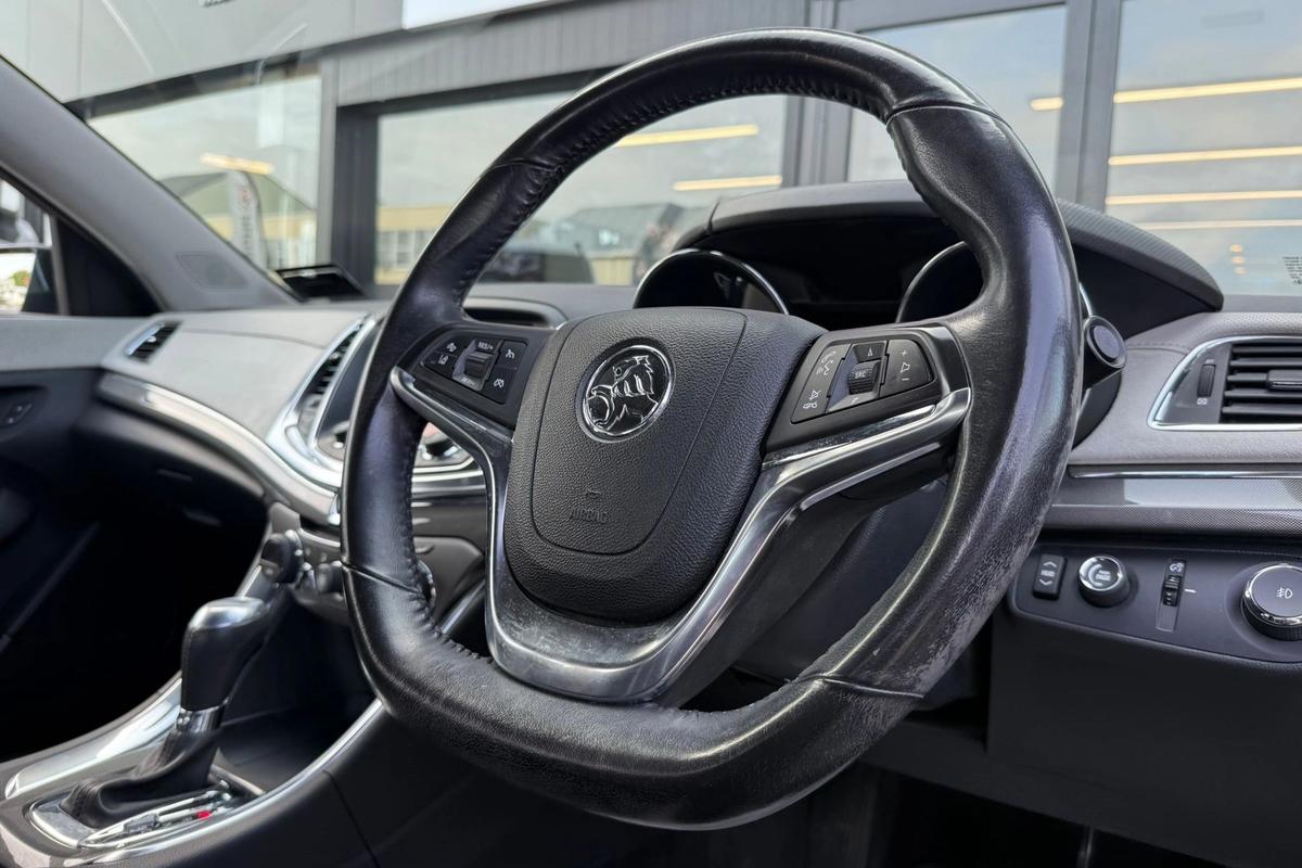 Holden Commodore VF Calais-V V6 AT image 10