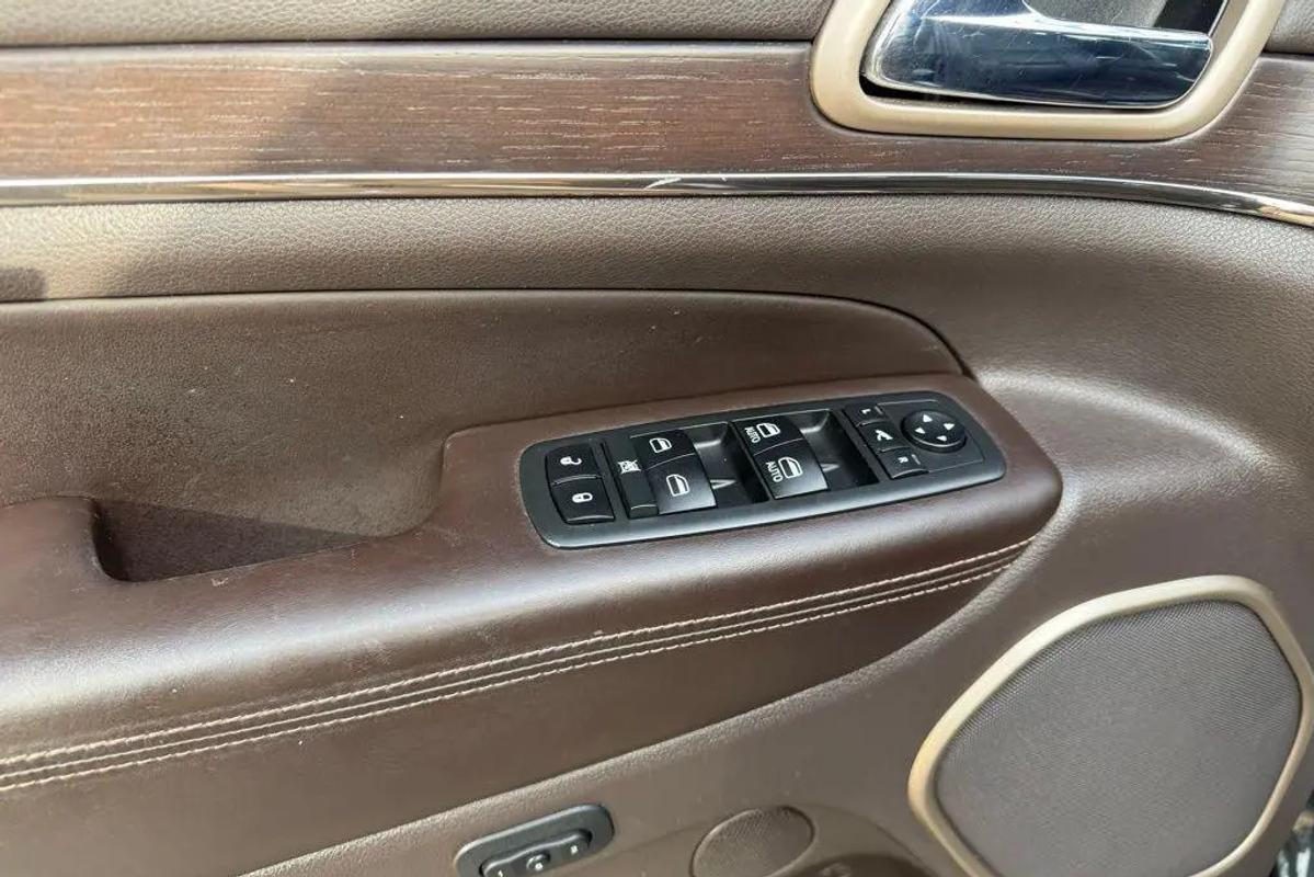 Jeep Grand Cherokee Summit image 7