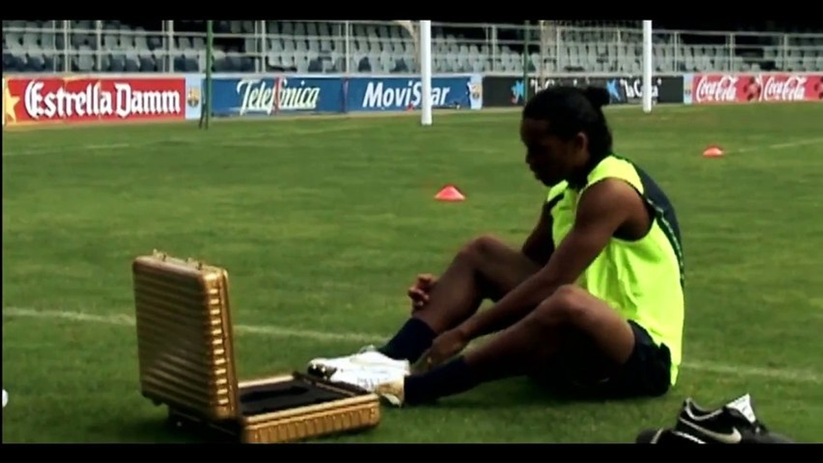 Ronaldinho calça suas chuteiras