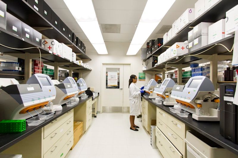 Automated clinical laboratory diagnostic analyzer