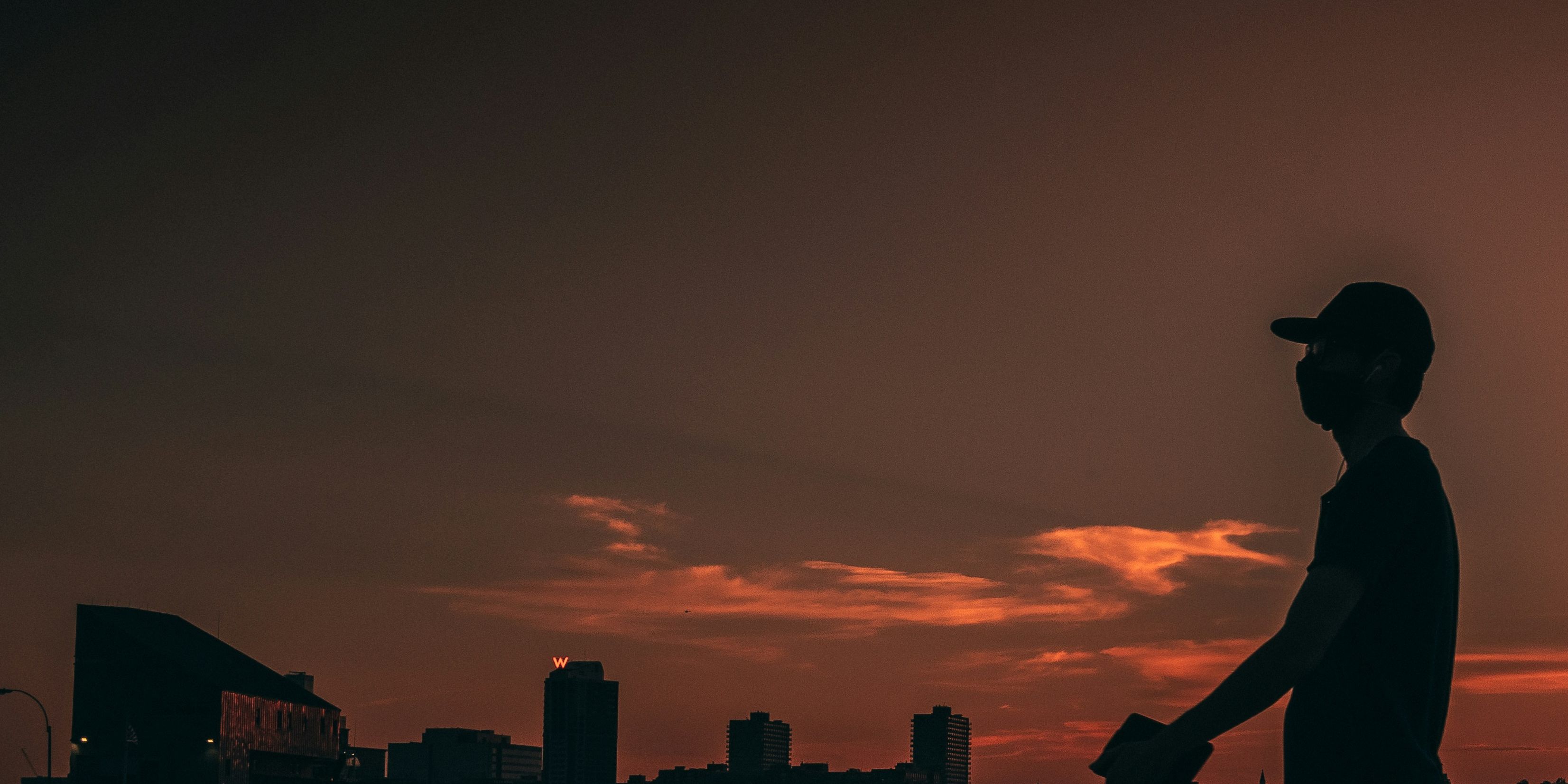 A man walks along the Chelsea pier in Manhattan at night during the lockdowns of summer 2020