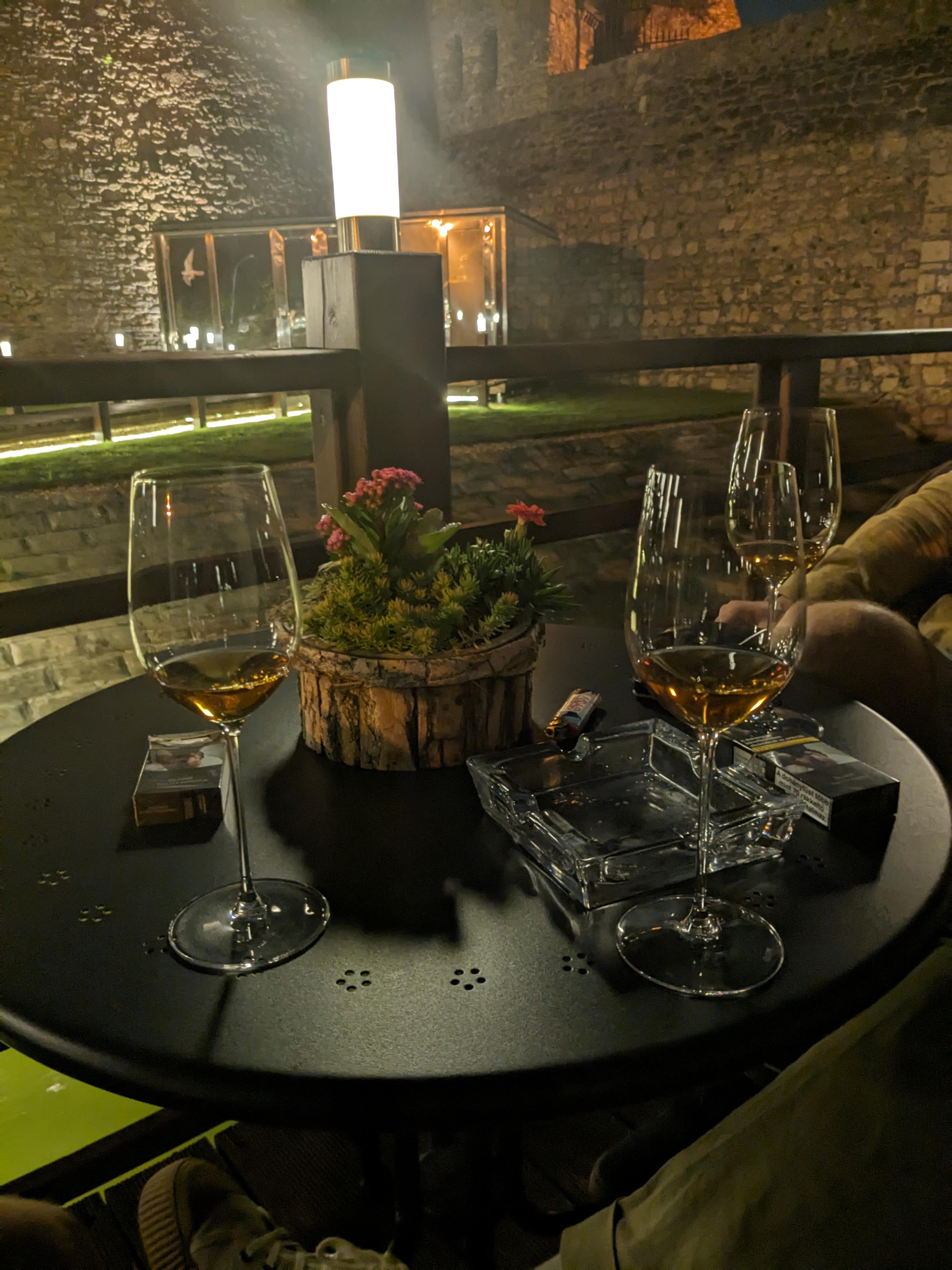 Terrace at Platán Gourmet overlooking Tata Castle