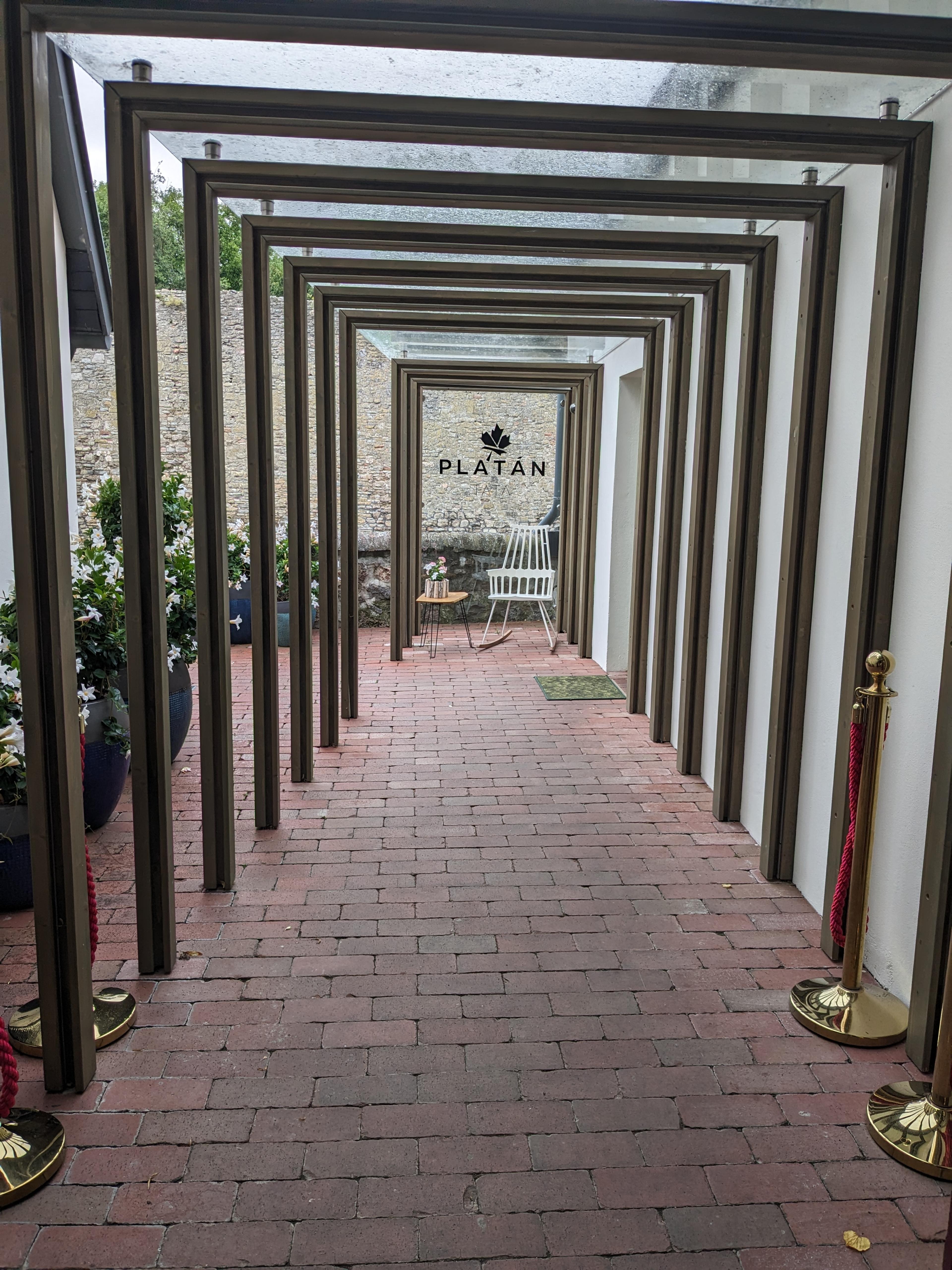 Entrance walkway to Platán Gourmet in Tata