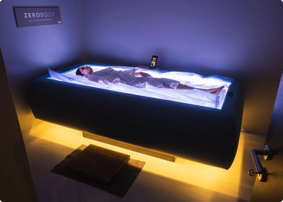 A woman lying on Zerobody dry float bed from Lyfe Nordic