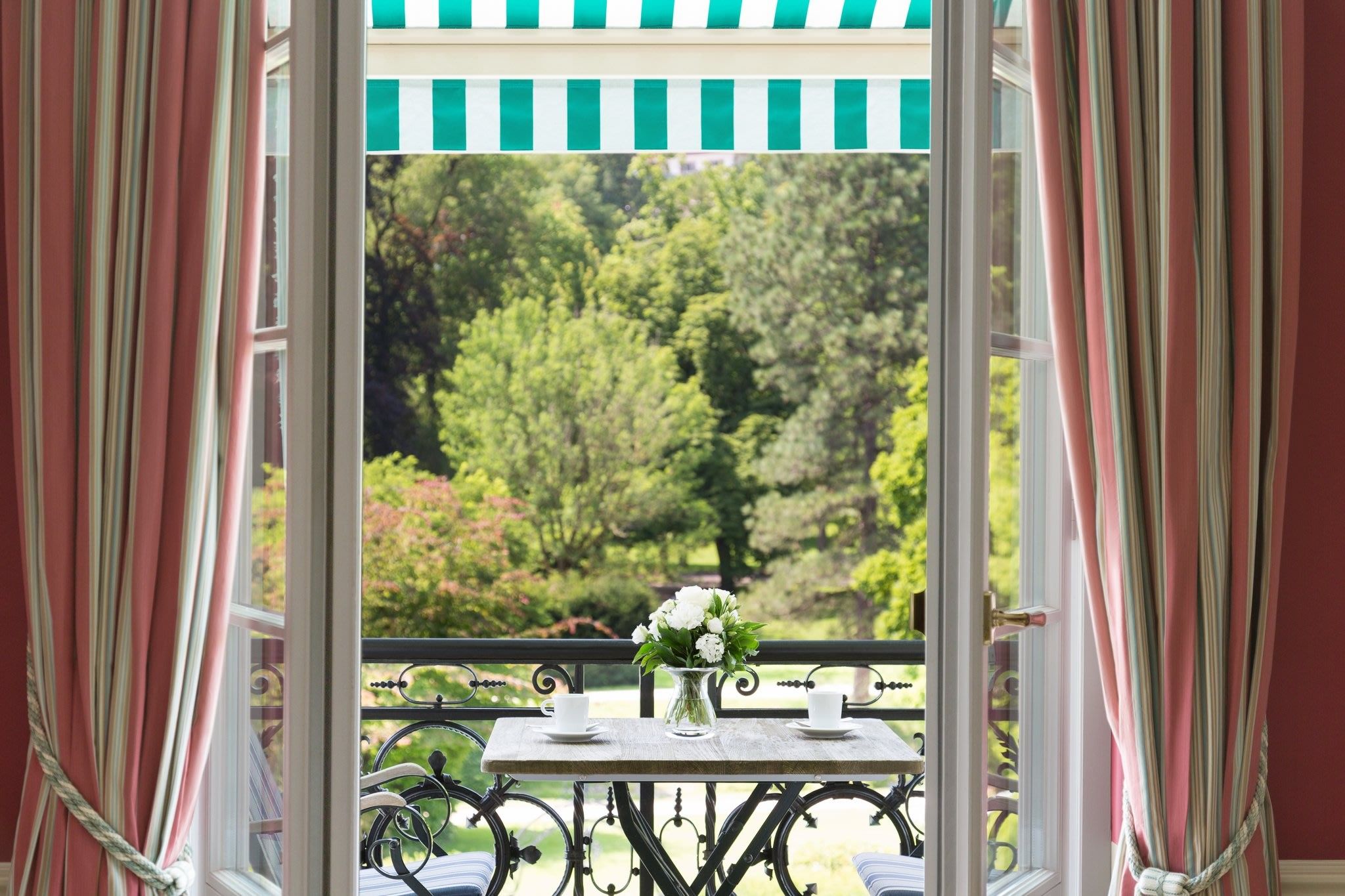 A park-view room with balcony at Brenners